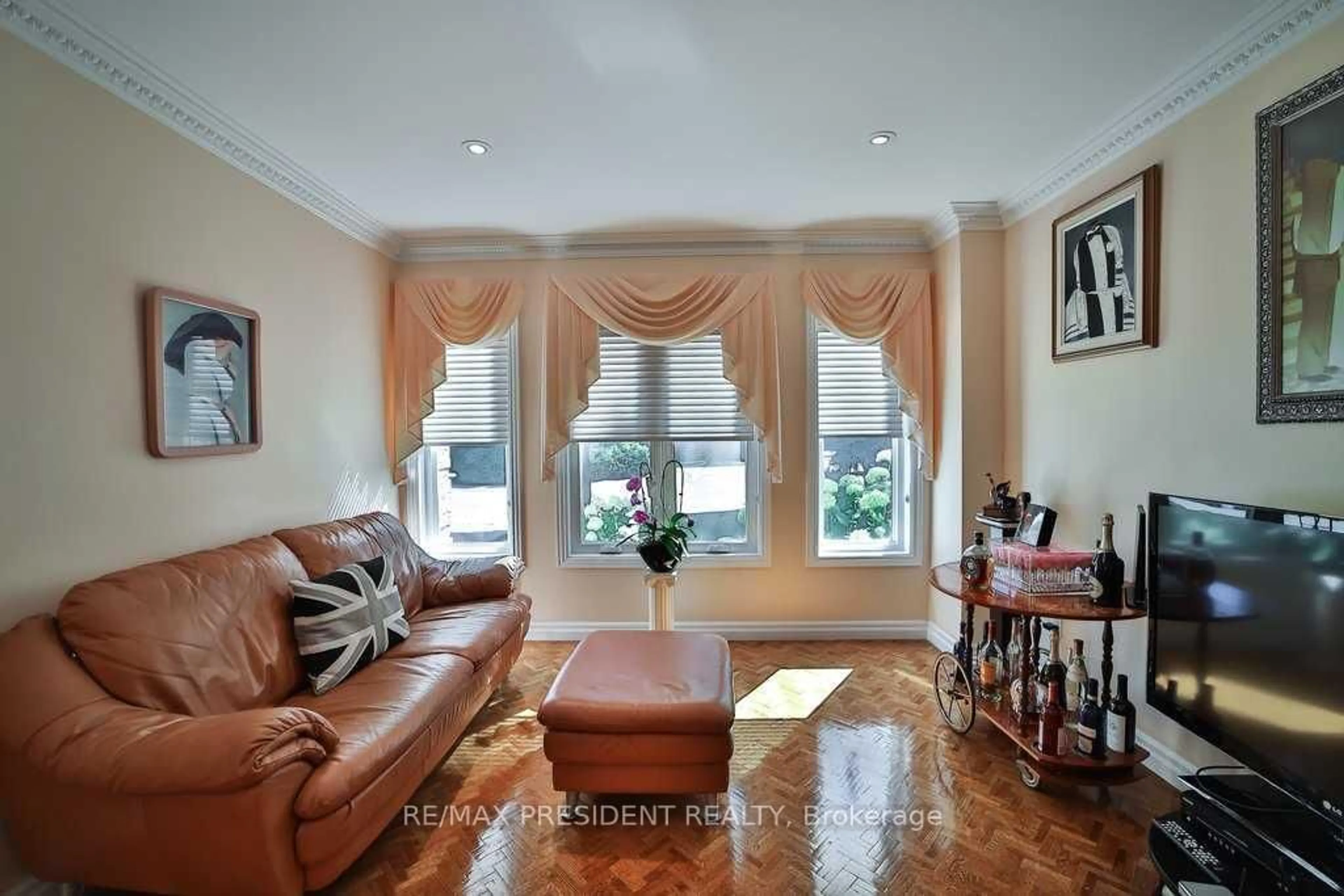 Living room with furniture, unknown for 30 Anvil Crt, Richmond Hill Ontario L4C 9G6