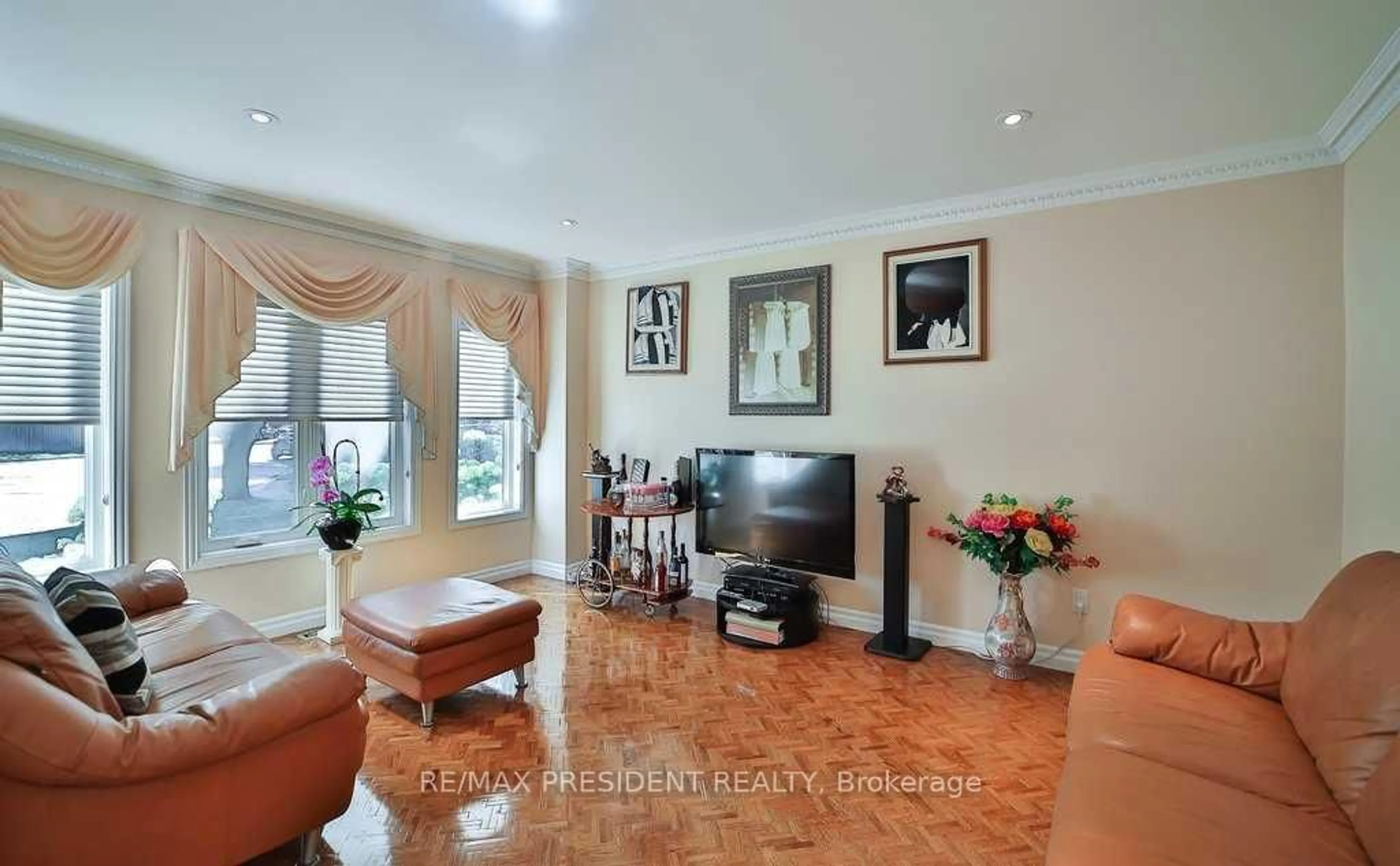 Living room with furniture, unknown for 30 Anvil Crt, Richmond Hill Ontario L4C 9G6