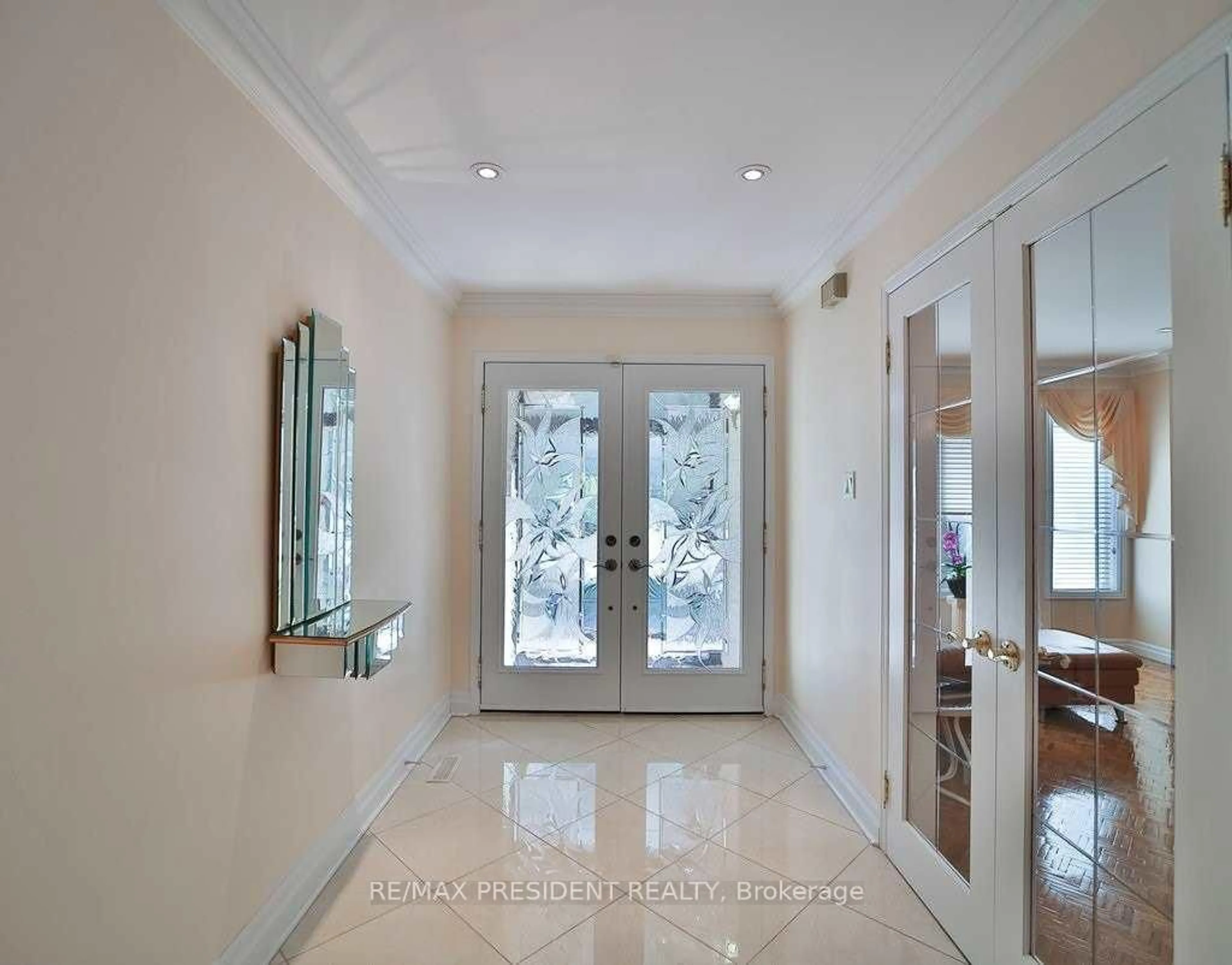 Indoor entryway for 30 Anvil Crt, Richmond Hill Ontario L4C 9G6