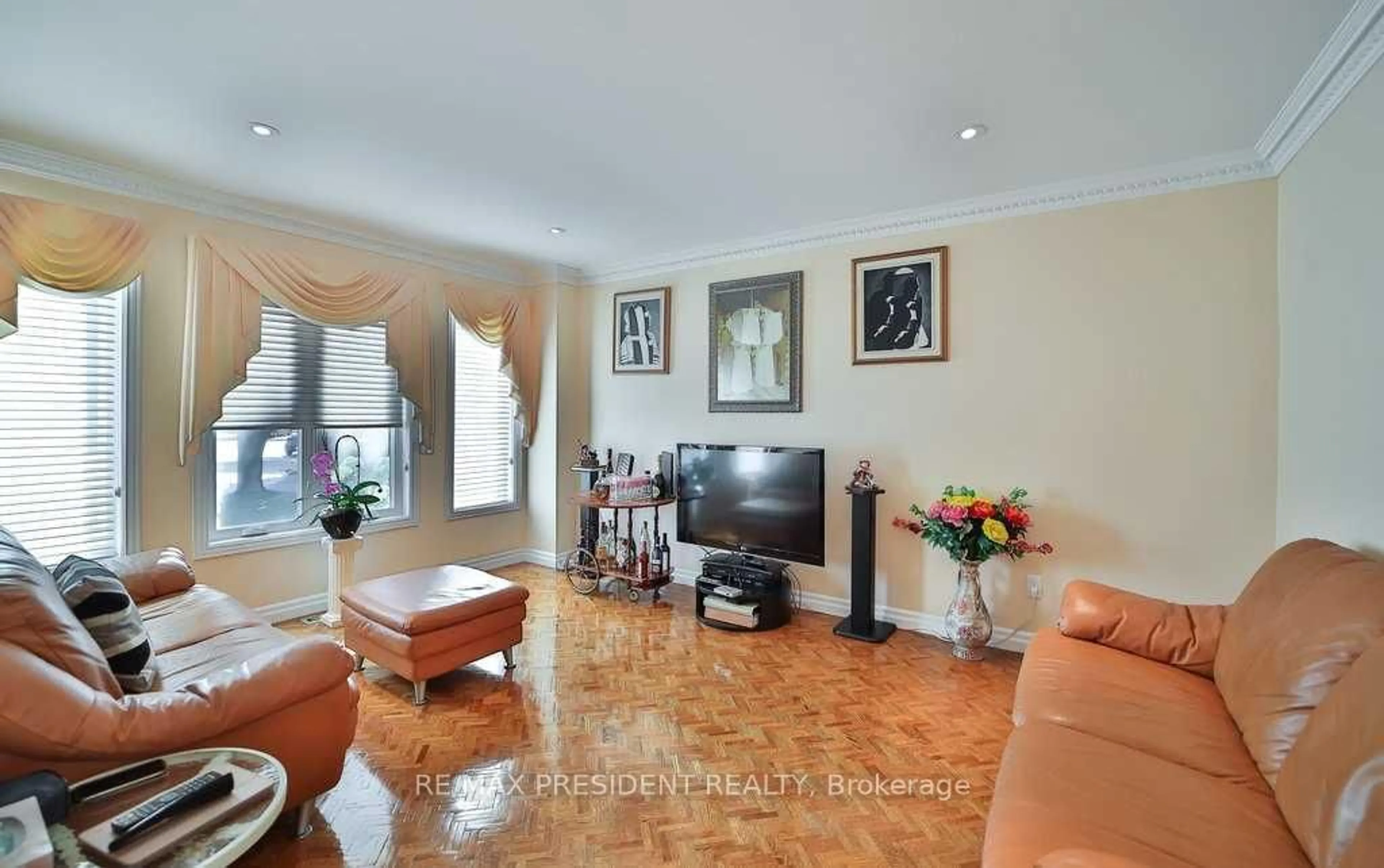 Living room with furniture, unknown for 30 Anvil Crt, Richmond Hill Ontario L4C 9G6