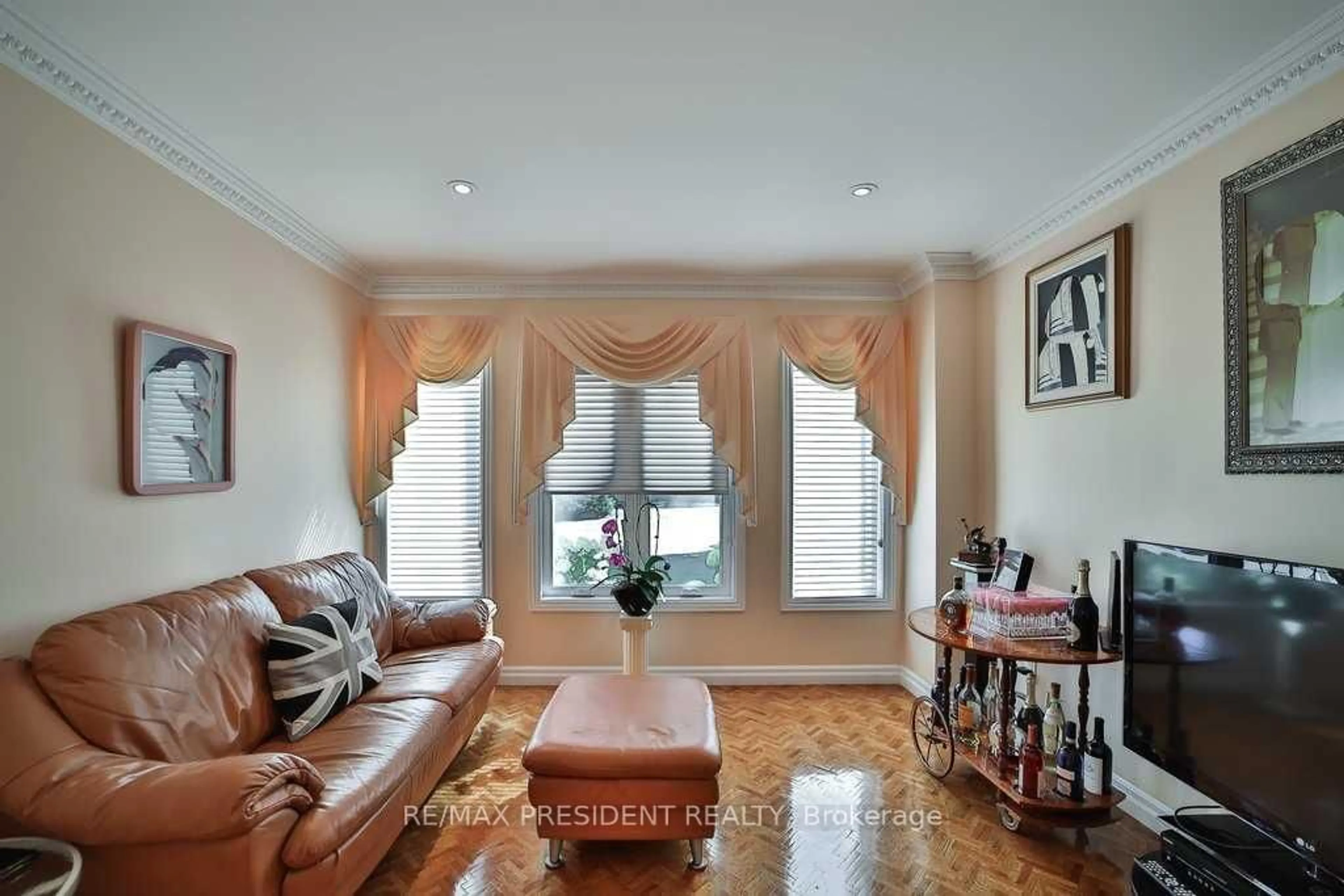 Living room with furniture, ceramic/tile floor for 30 Anvil Crt, Richmond Hill Ontario L4C 9G6