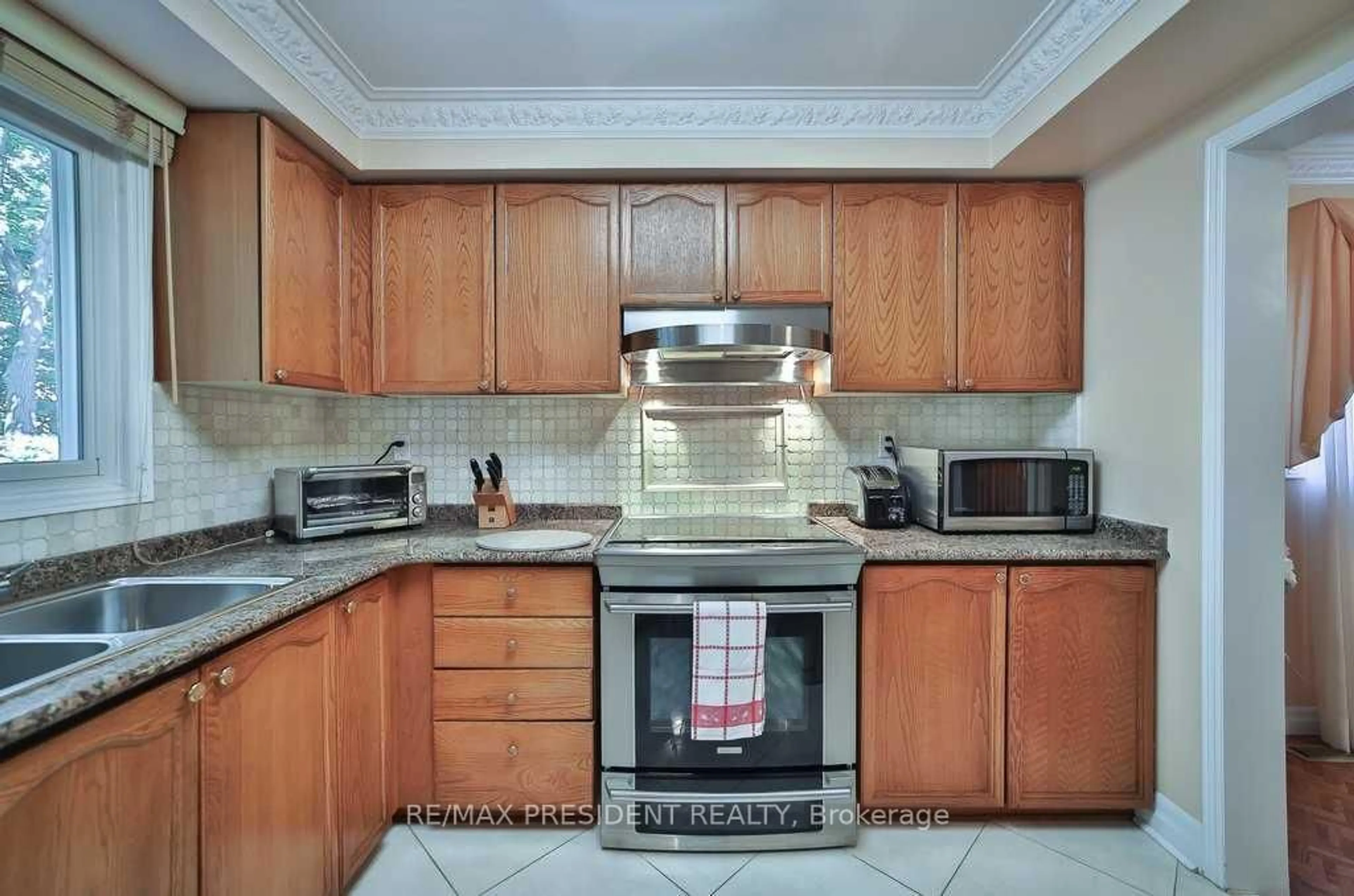 Standard kitchen, unknown for 30 Anvil Crt, Richmond Hill Ontario L4C 9G6
