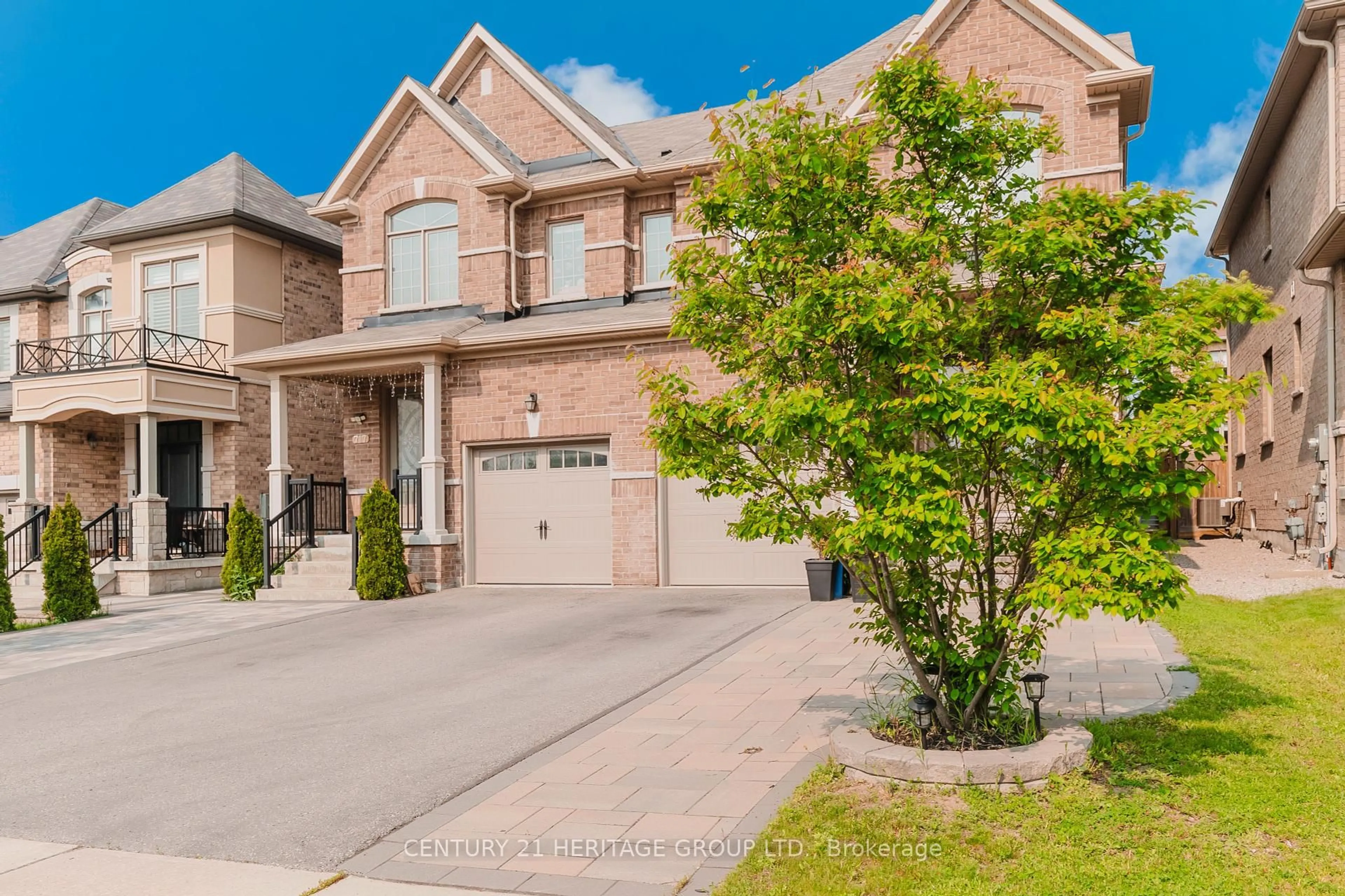 Home with brick exterior material, street for 717 Yarfield Cres, Newmarket Ontario L3X 1C5