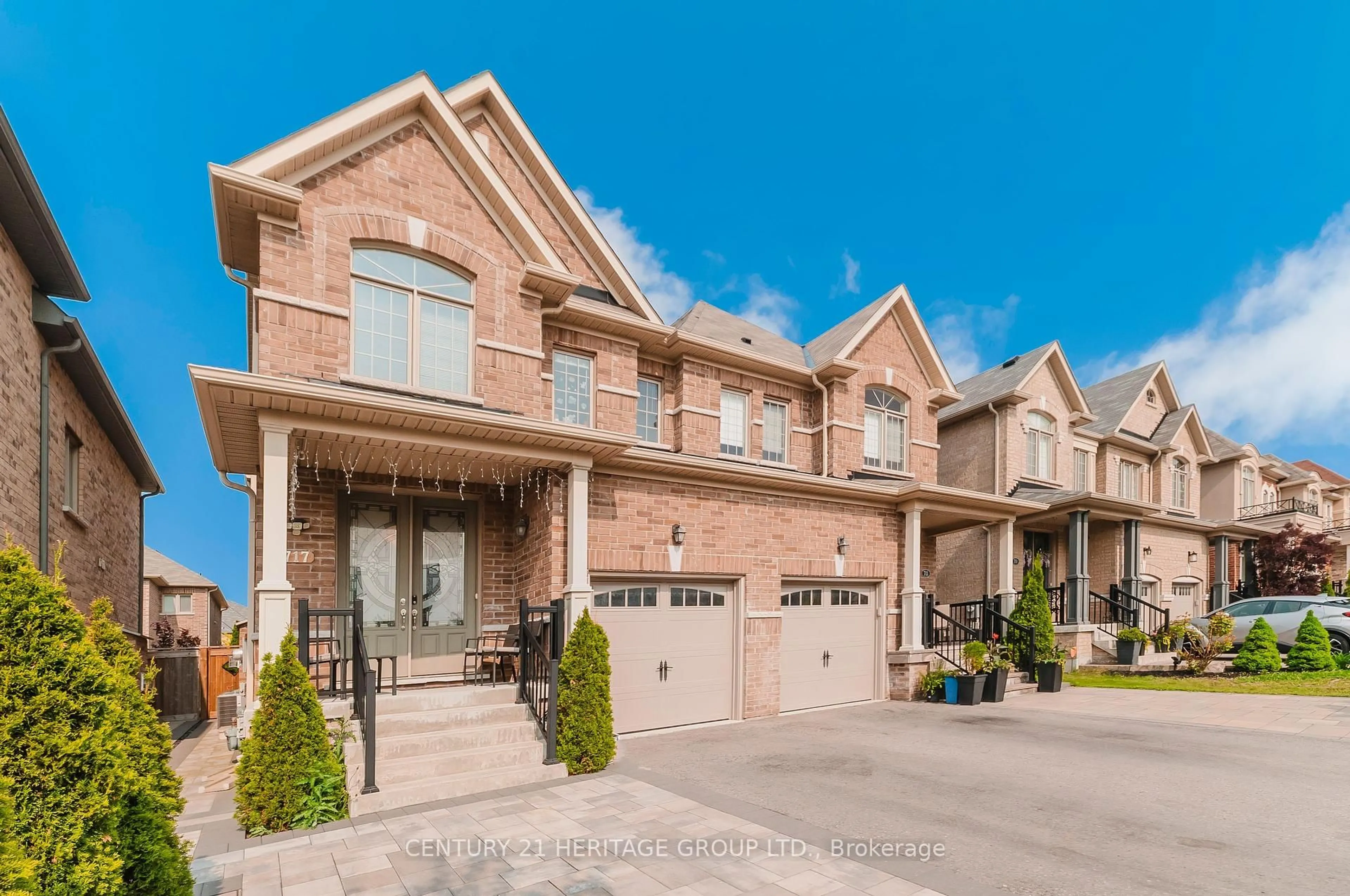 Home with brick exterior material, street for 717 Yarfield Cres, Newmarket Ontario L3X 1C5