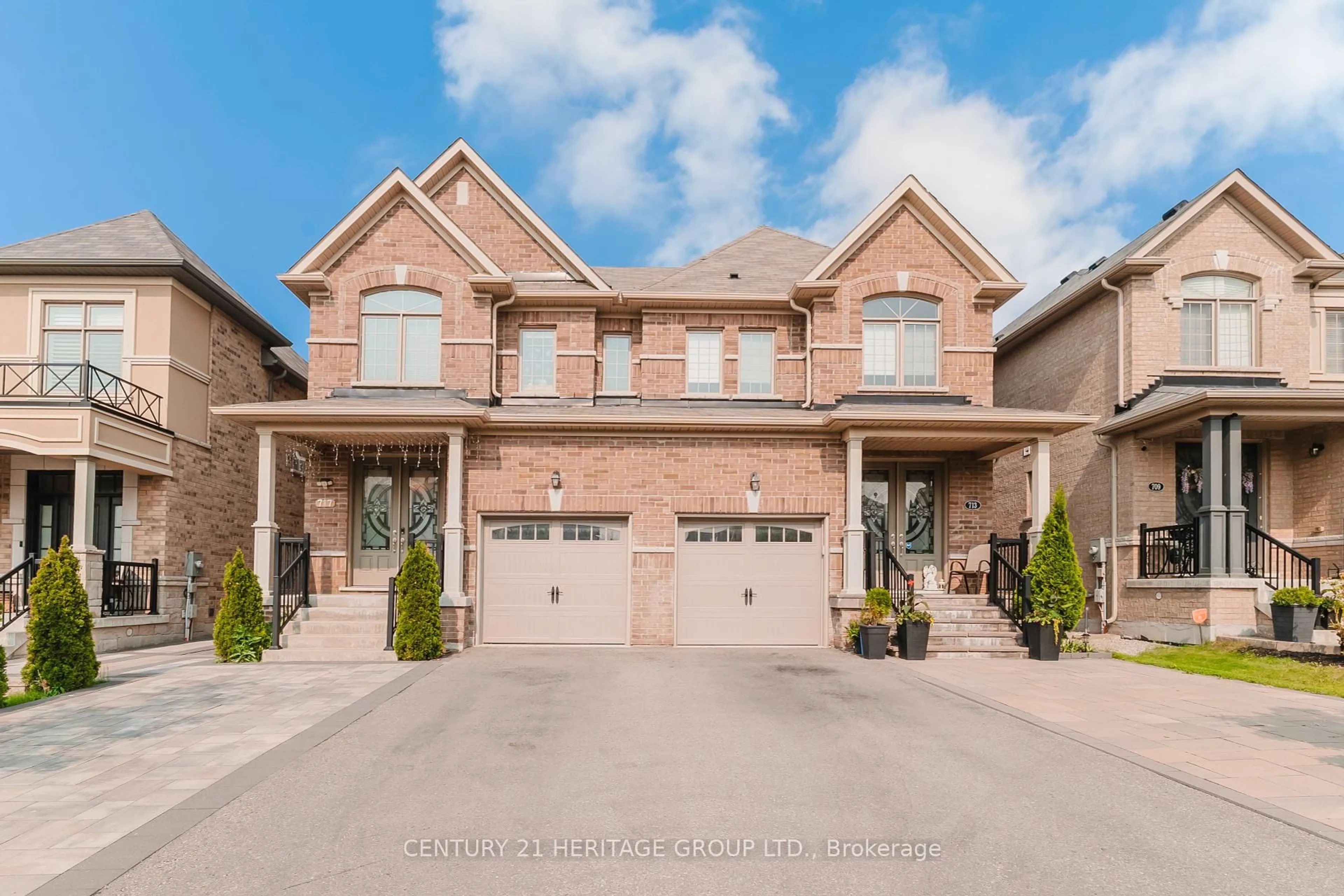 Home with brick exterior material, street for 717 Yarfield Cres, Newmarket Ontario L3X 1C5