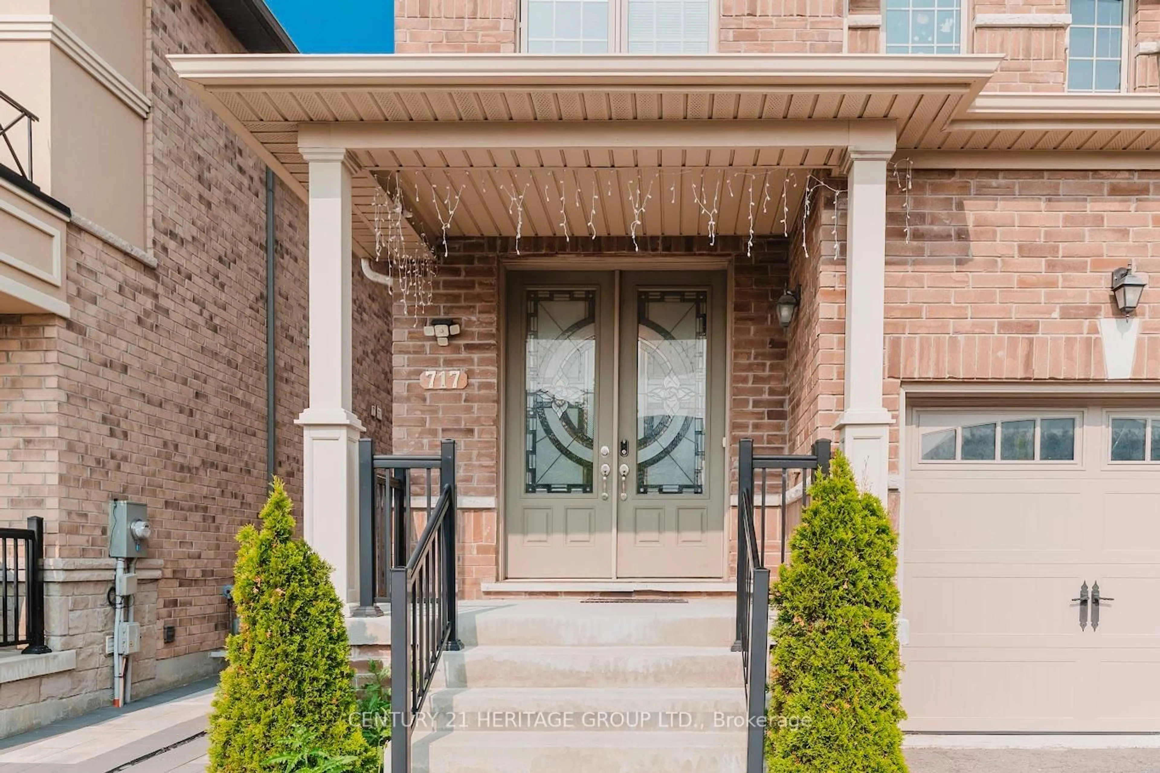 Home with brick exterior material, street for 717 Yarfield Cres, Newmarket Ontario L3X 1C5
