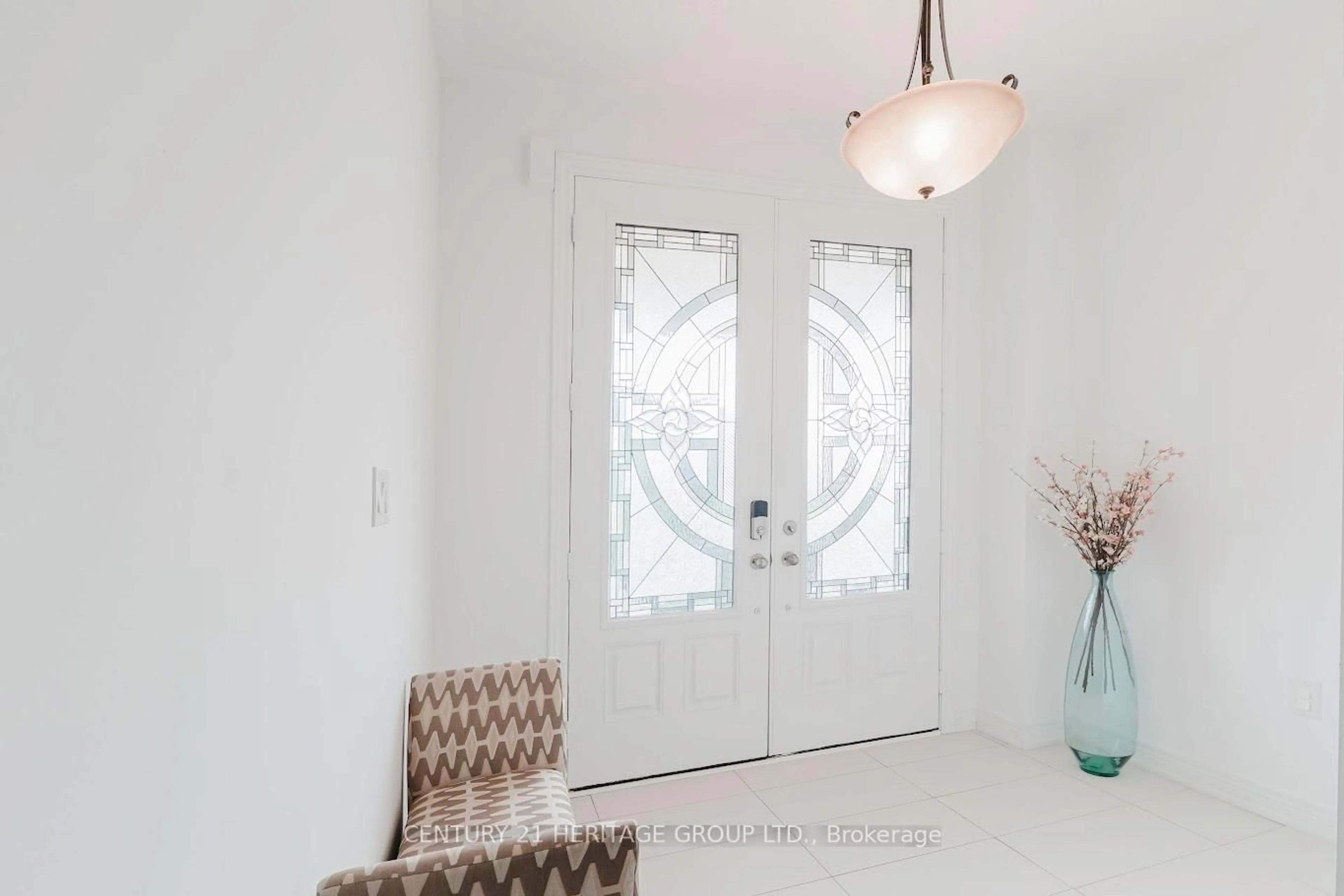Indoor entryway for 717 Yarfield Cres, Newmarket Ontario L3X 1C5