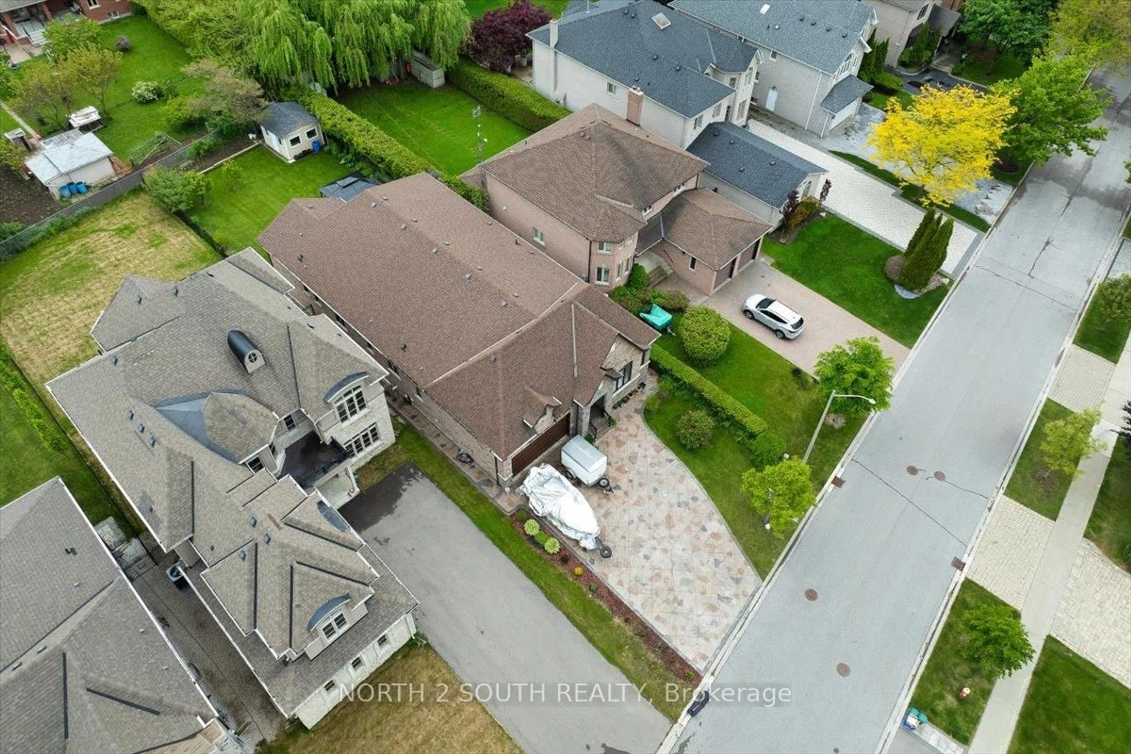A pic from outside/outdoor area/front of a property/back of a property/a pic from drone, street for 115 Arten Ave, Richmond Hill Ontario L4C 9Y3