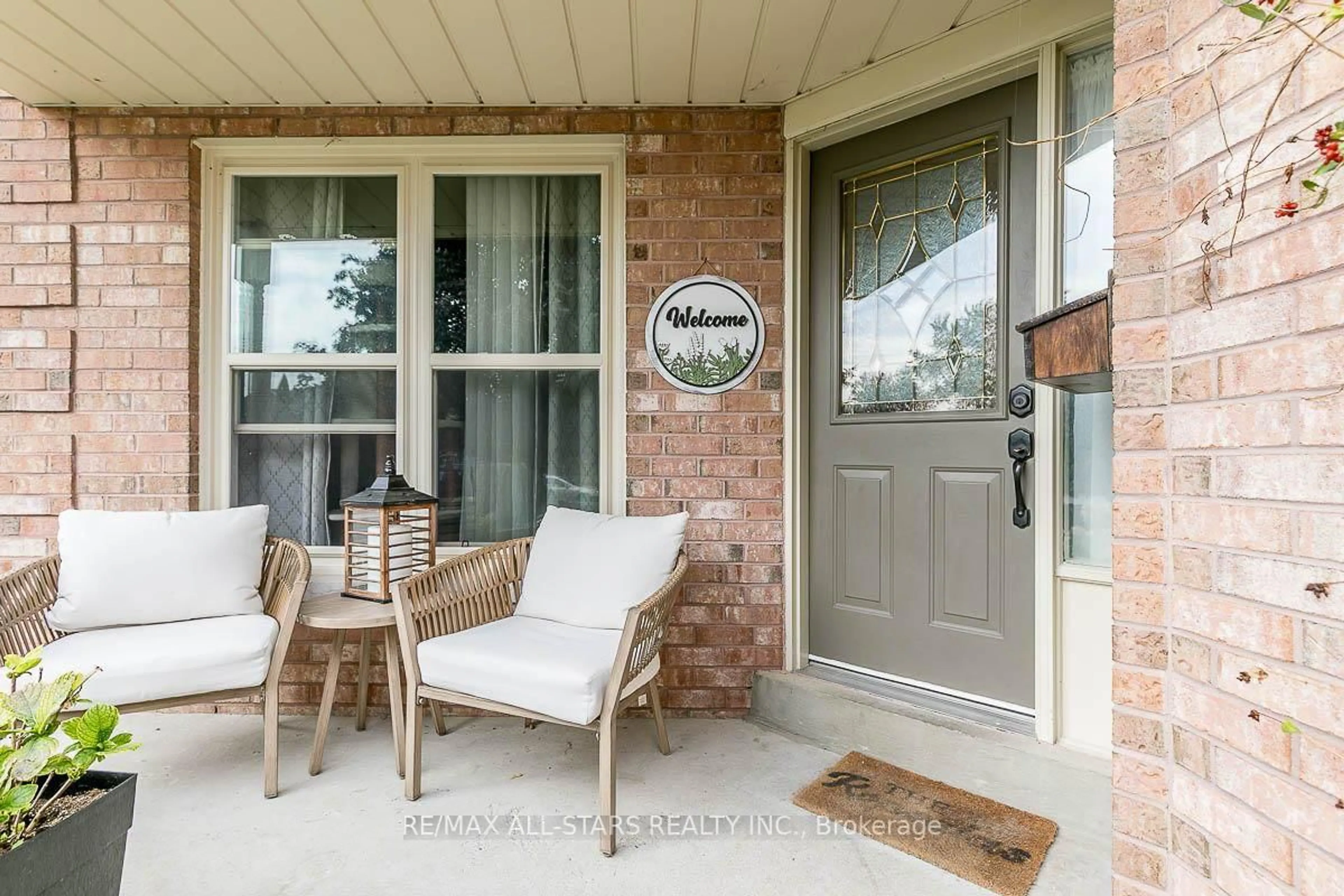Indoor entryway for 98 Natanya Blvd, Georgina Ontario L4P 3P9
