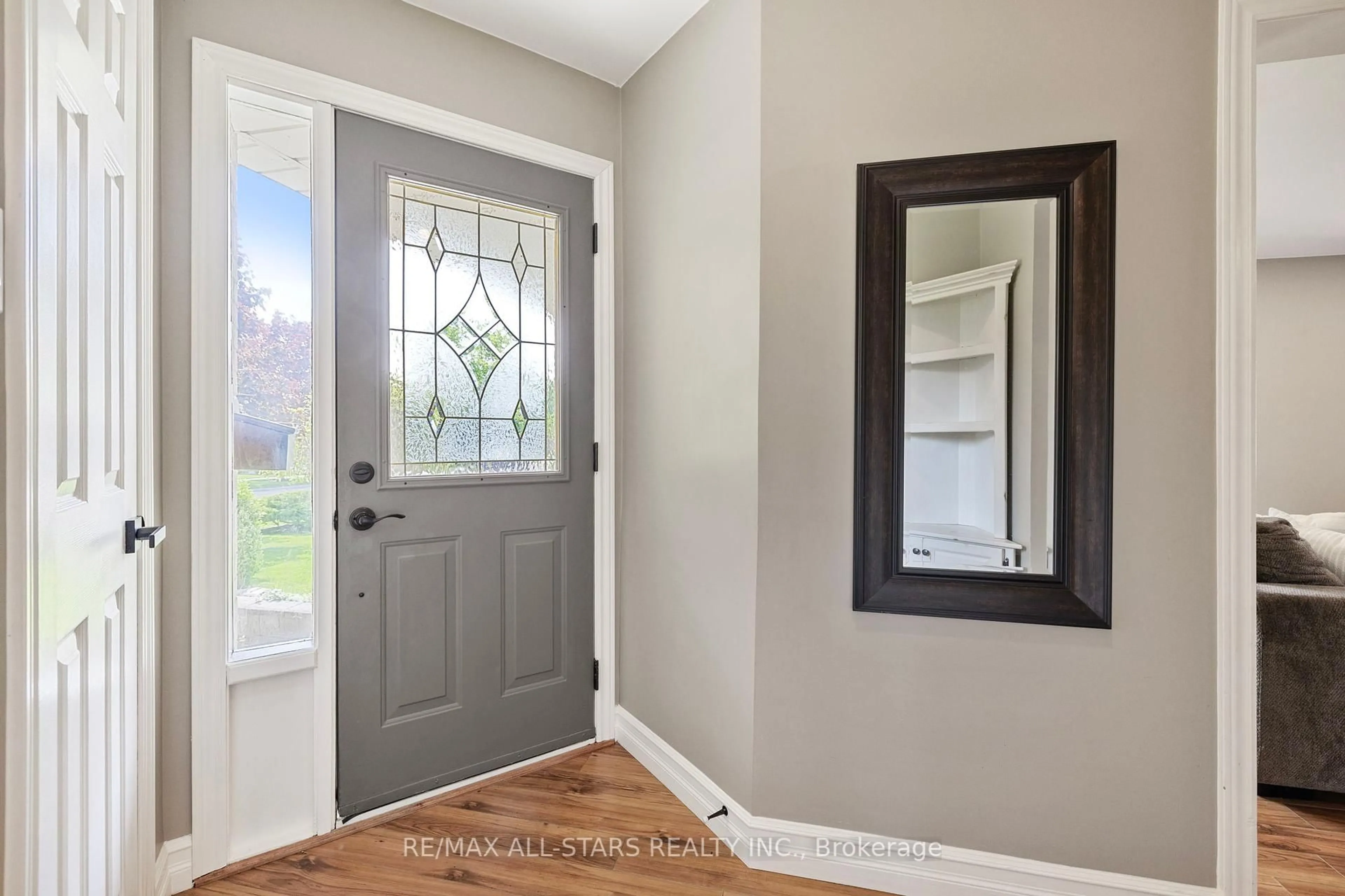 Indoor entryway for 98 Natanya Blvd, Georgina Ontario L4P 3P9