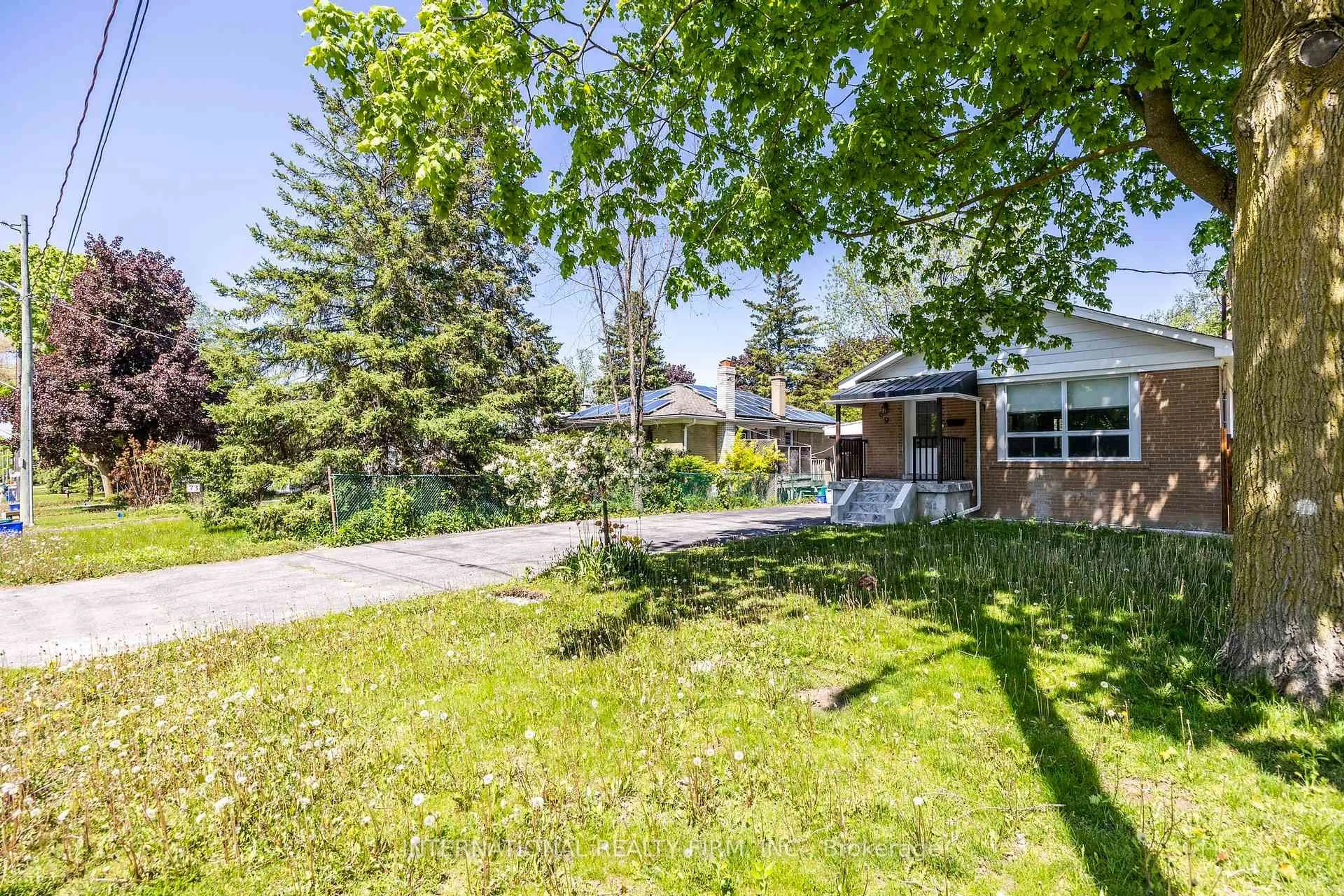 A pic from outside/outdoor area/front of a property/back of a property/a pic from drone, street for 69 Bayview Pkwy, Newmarket Ontario L3Y 3W2