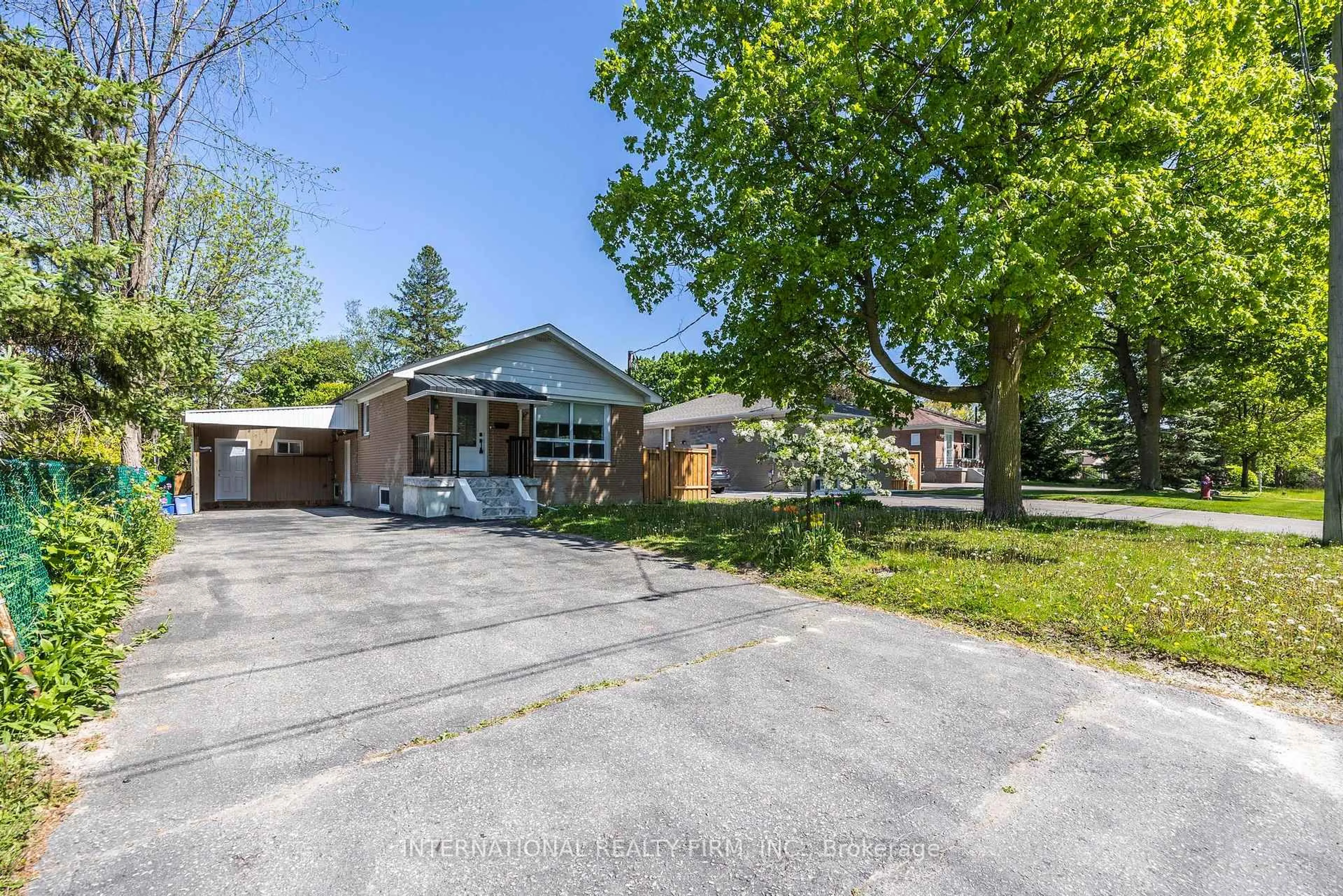 A pic from outside/outdoor area/front of a property/back of a property/a pic from drone, street for 69 Bayview Pkwy, Newmarket Ontario L3Y 3W2
