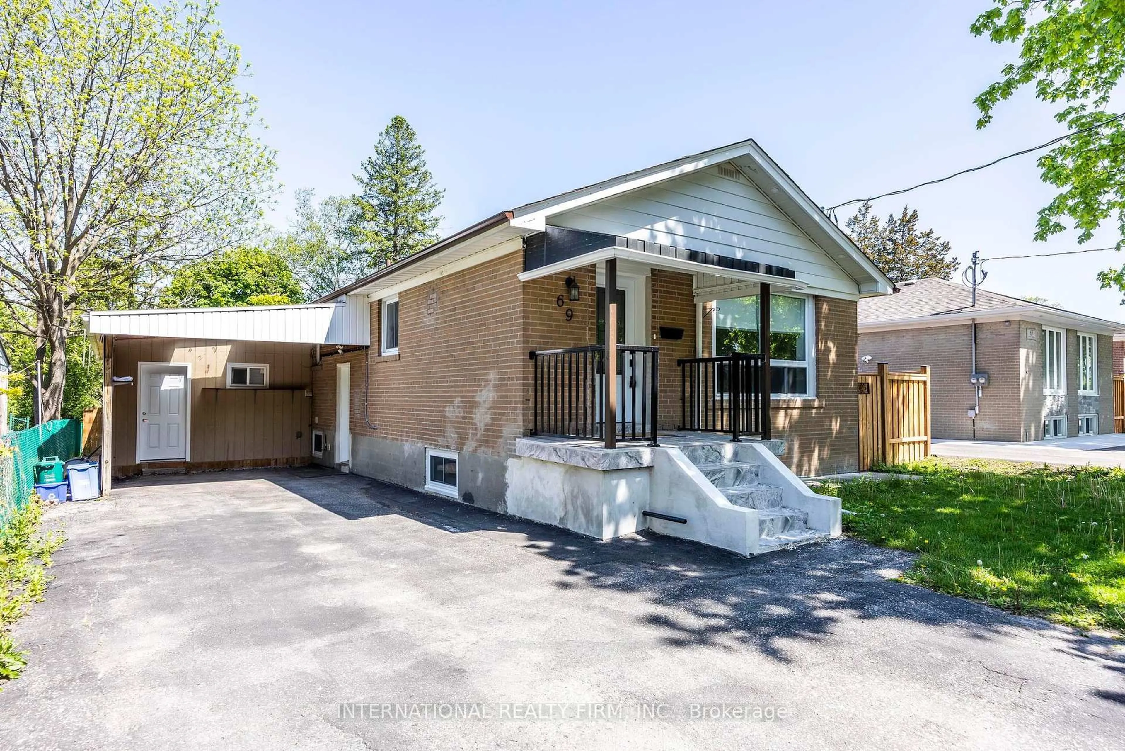 Home with brick exterior material, street for 69 Bayview Pkwy, Newmarket Ontario L3Y 3W2