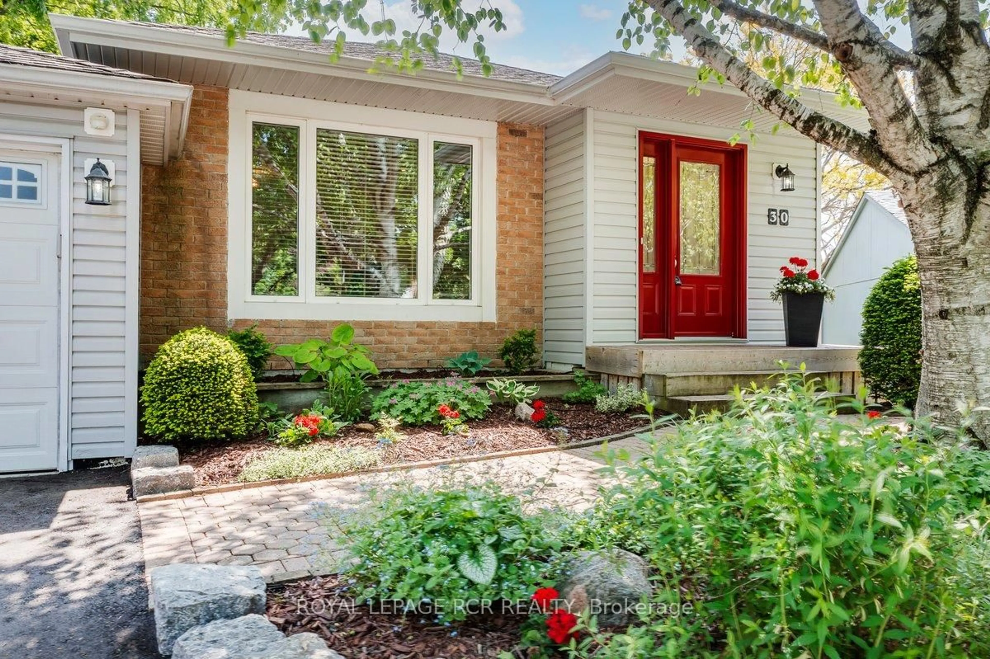 Home with brick exterior material, street for 30 Blackstone Crt, East Gwillimbury Ontario L9N 1C2