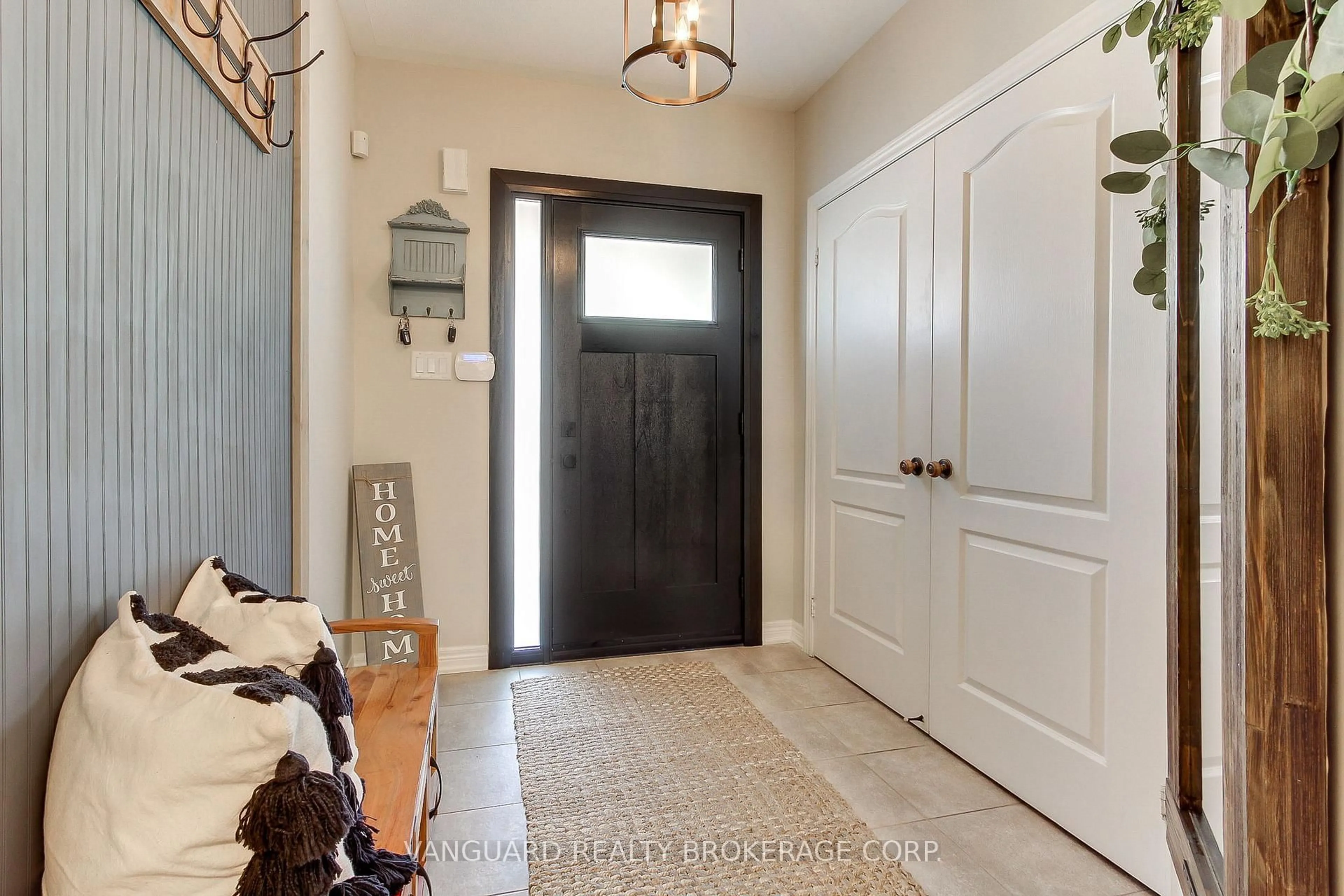 Indoor entryway for 15 Treasure Hill Rd, Vaughan Ontario L6A 0A6