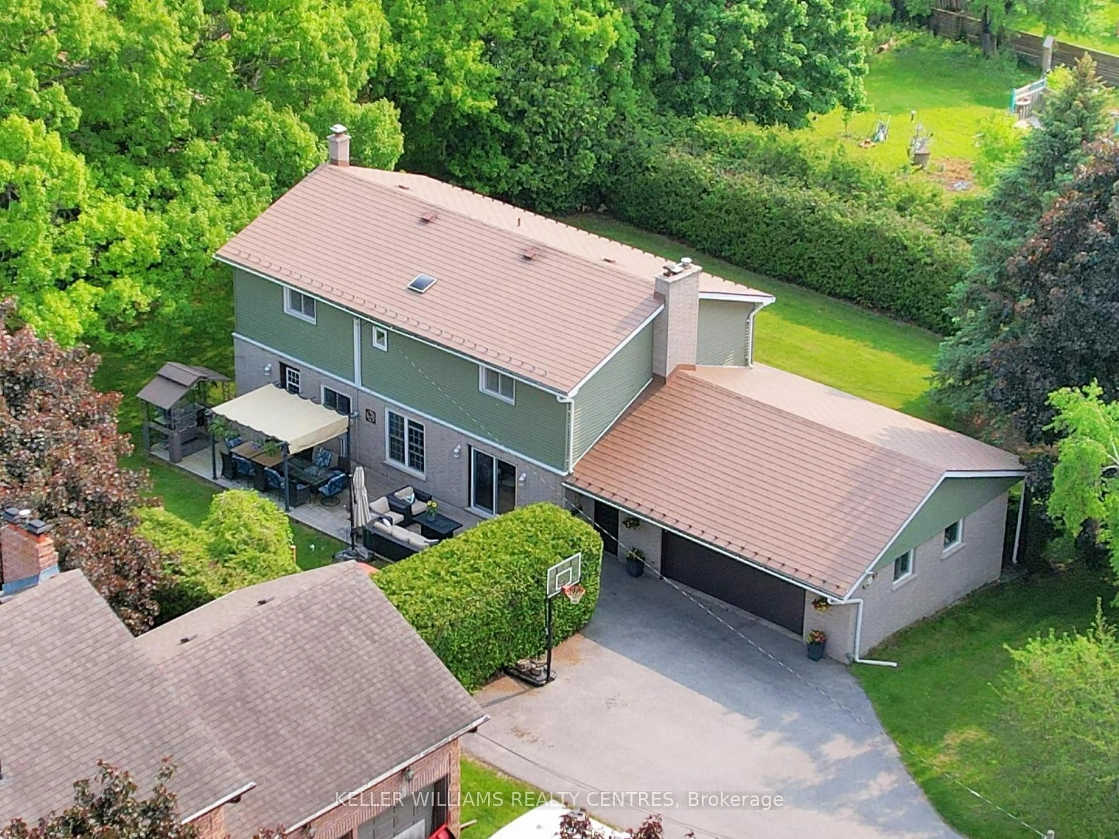 A pic from outside/outdoor area/front of a property/back of a property/a pic from drone, street for 31 Henry St, Georgina Ontario L4P 2L5