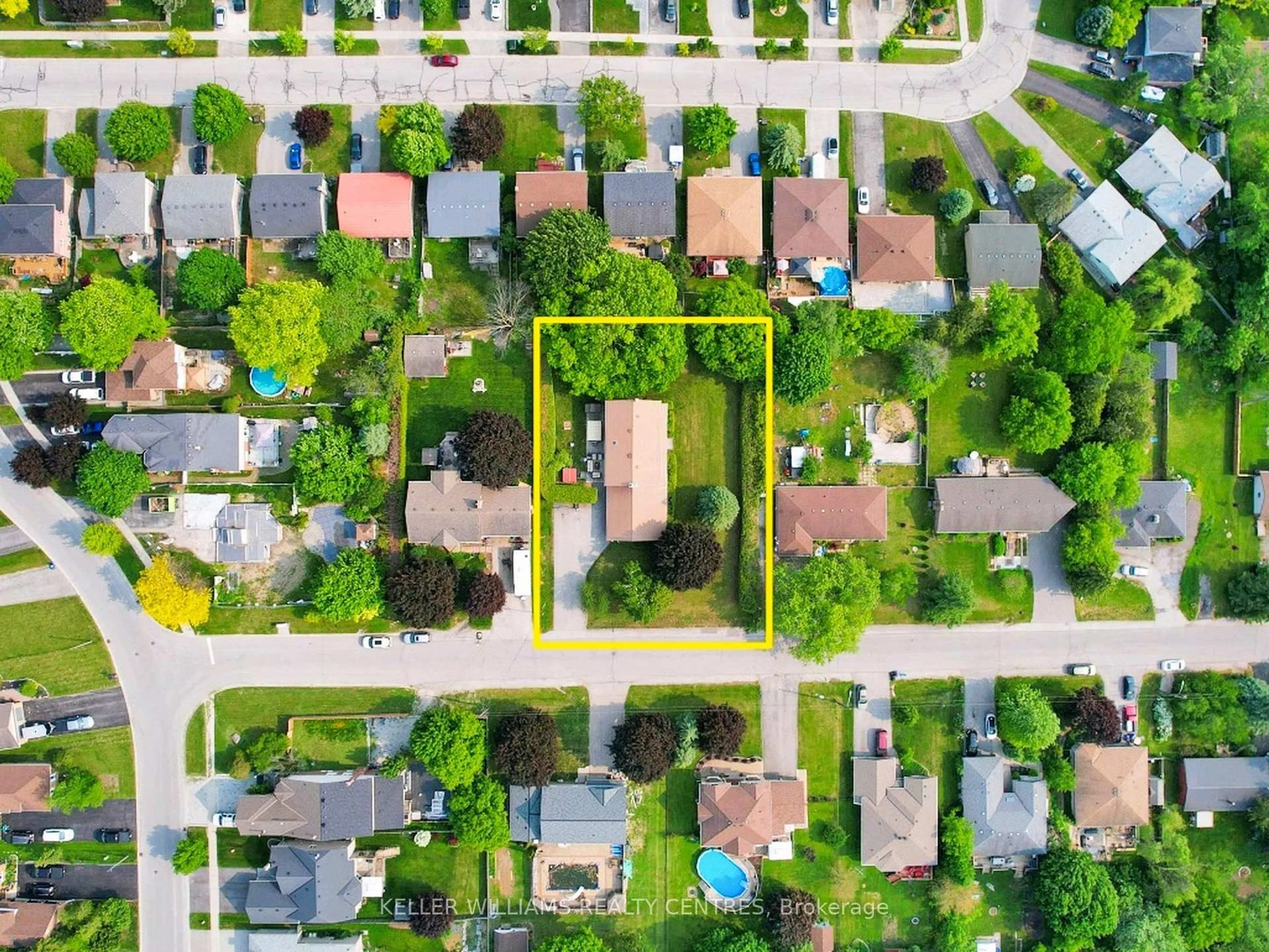 A pic from outside/outdoor area/front of a property/back of a property/a pic from drone, street for 31 Henry St, Georgina Ontario L4P 2L5