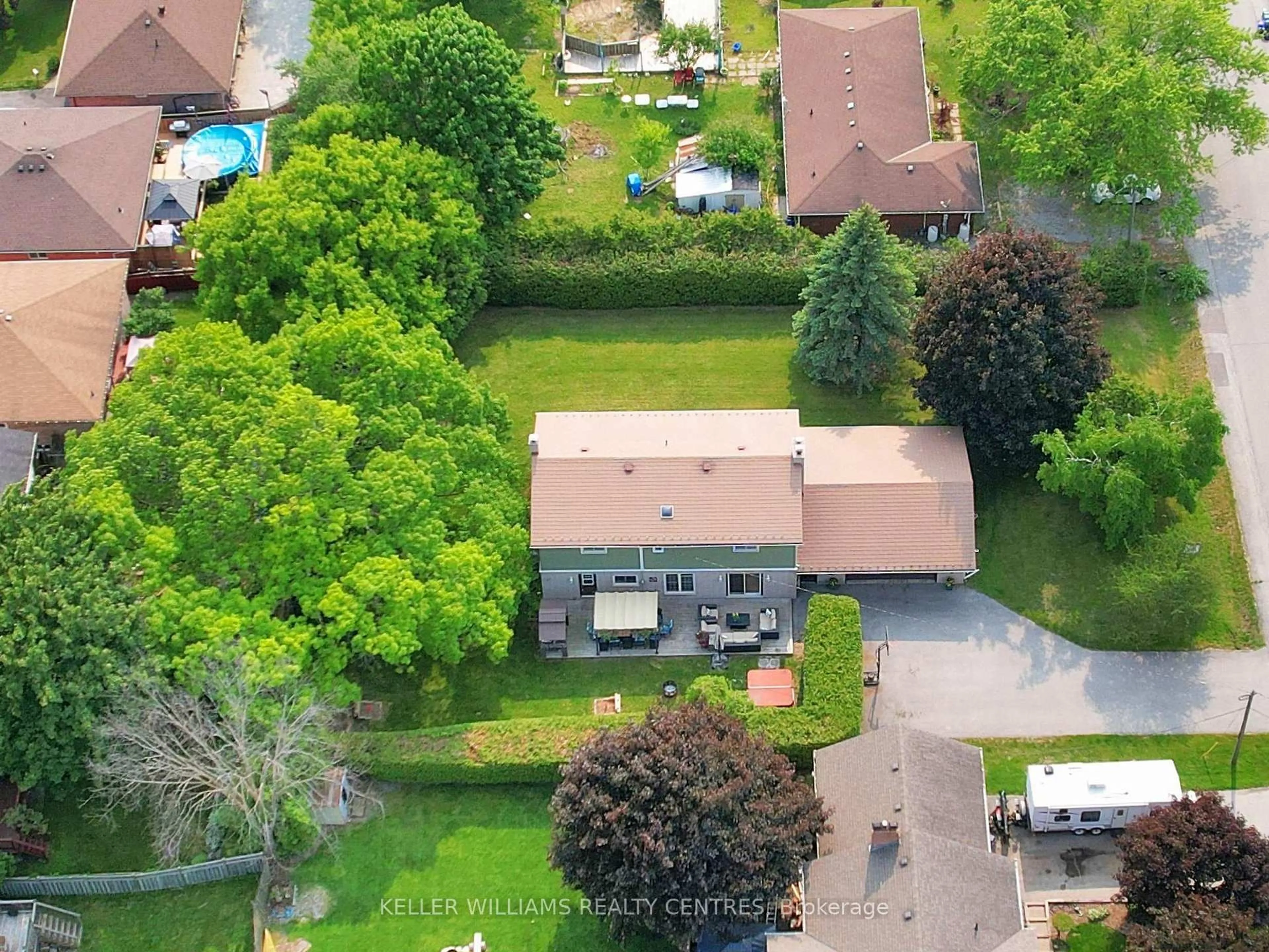 A pic from outside/outdoor area/front of a property/back of a property/a pic from drone, street for 31 Henry St, Georgina Ontario L4P 2L5