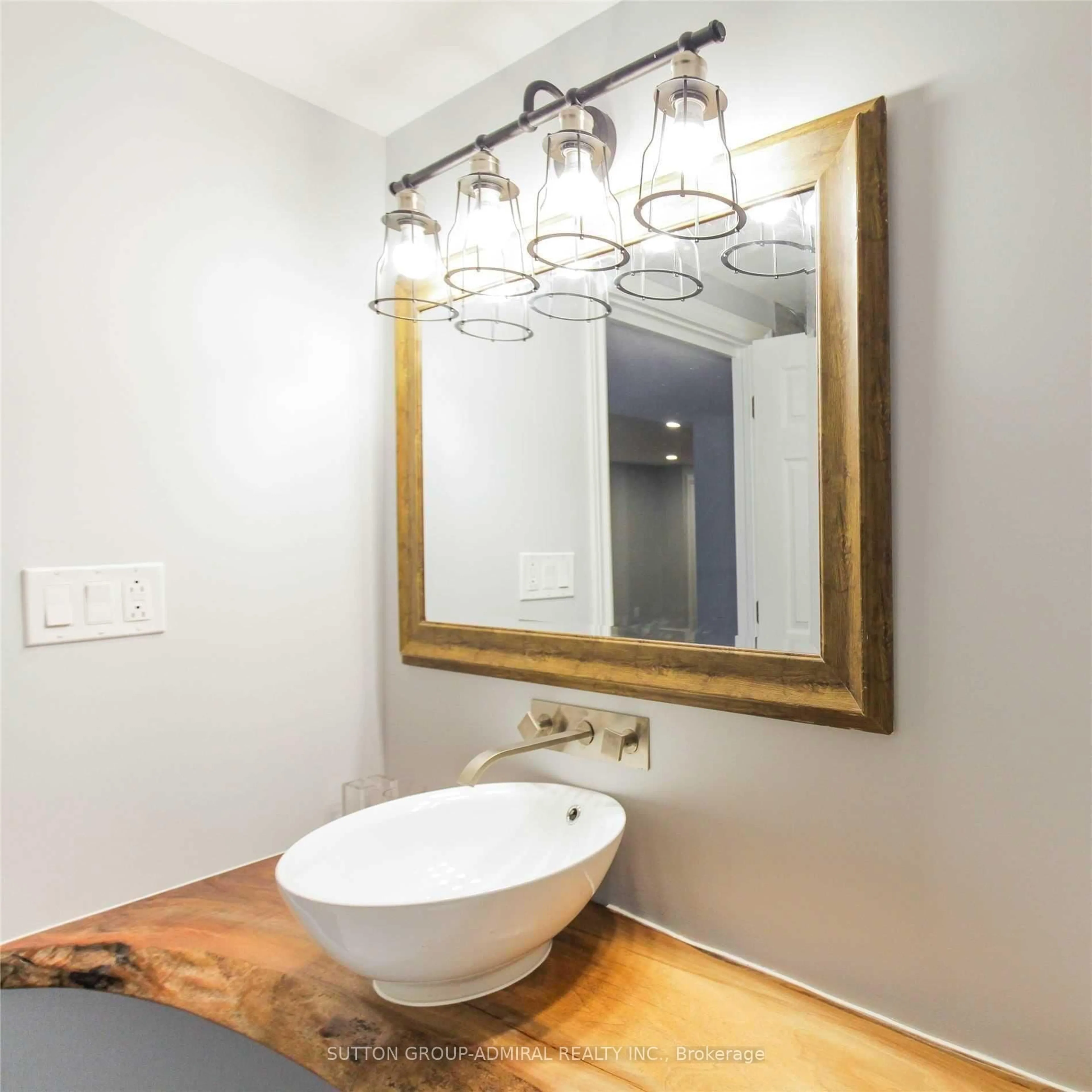 Contemporary bathroom, unknown for 97 Millard Ave, Newmarket Ontario L3Y 1Y7