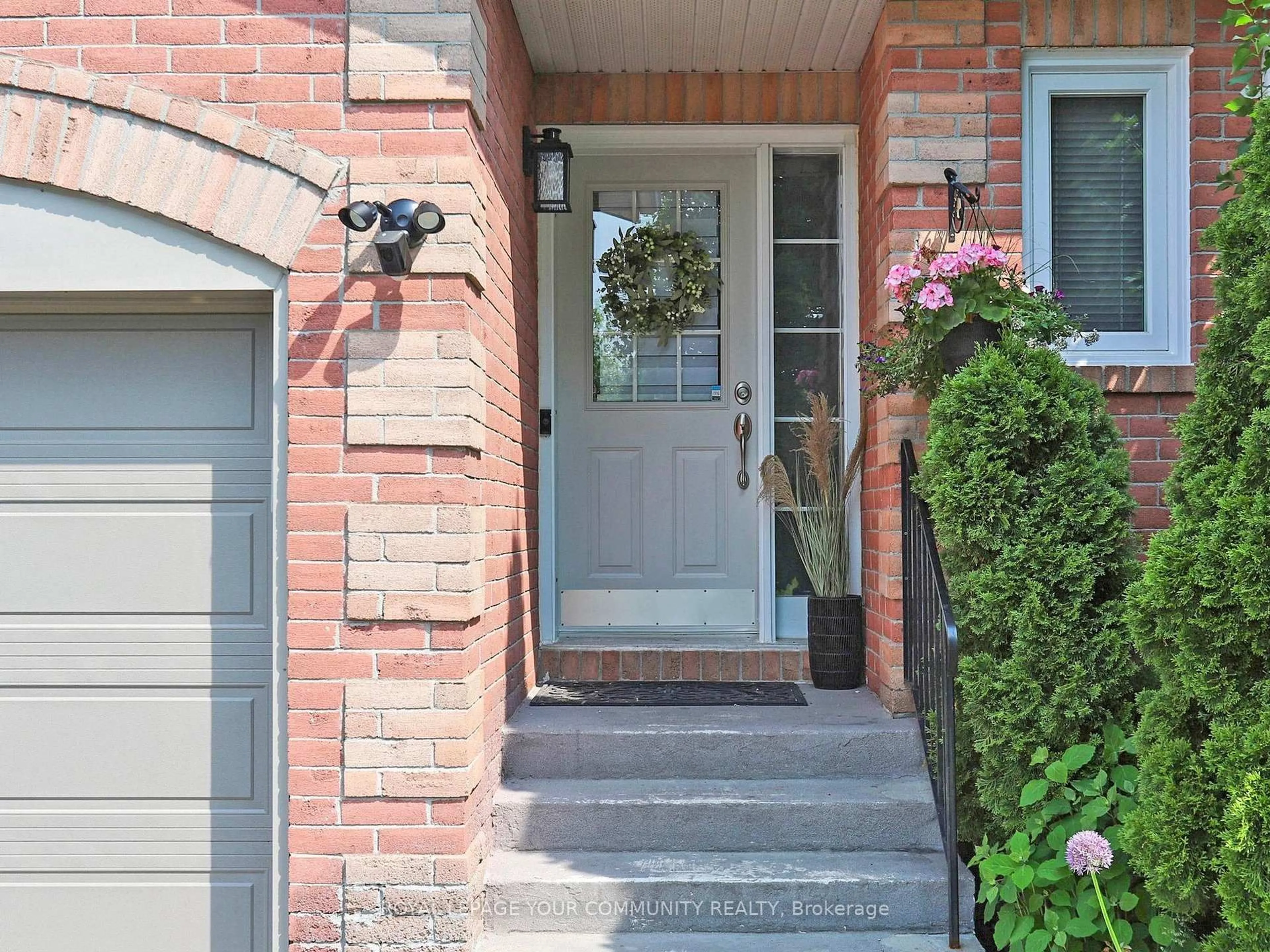 Home with brick exterior material, street for 194 Fairwood Dr, Georgina Ontario L4P 3Y5
