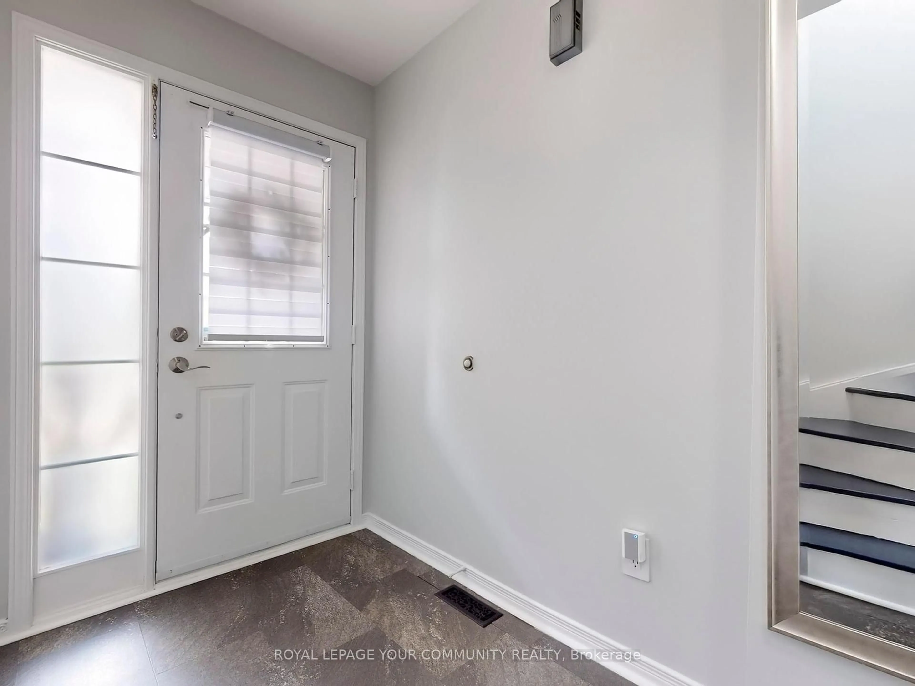 Indoor entryway for 194 Fairwood Dr, Georgina Ontario L4P 3Y5