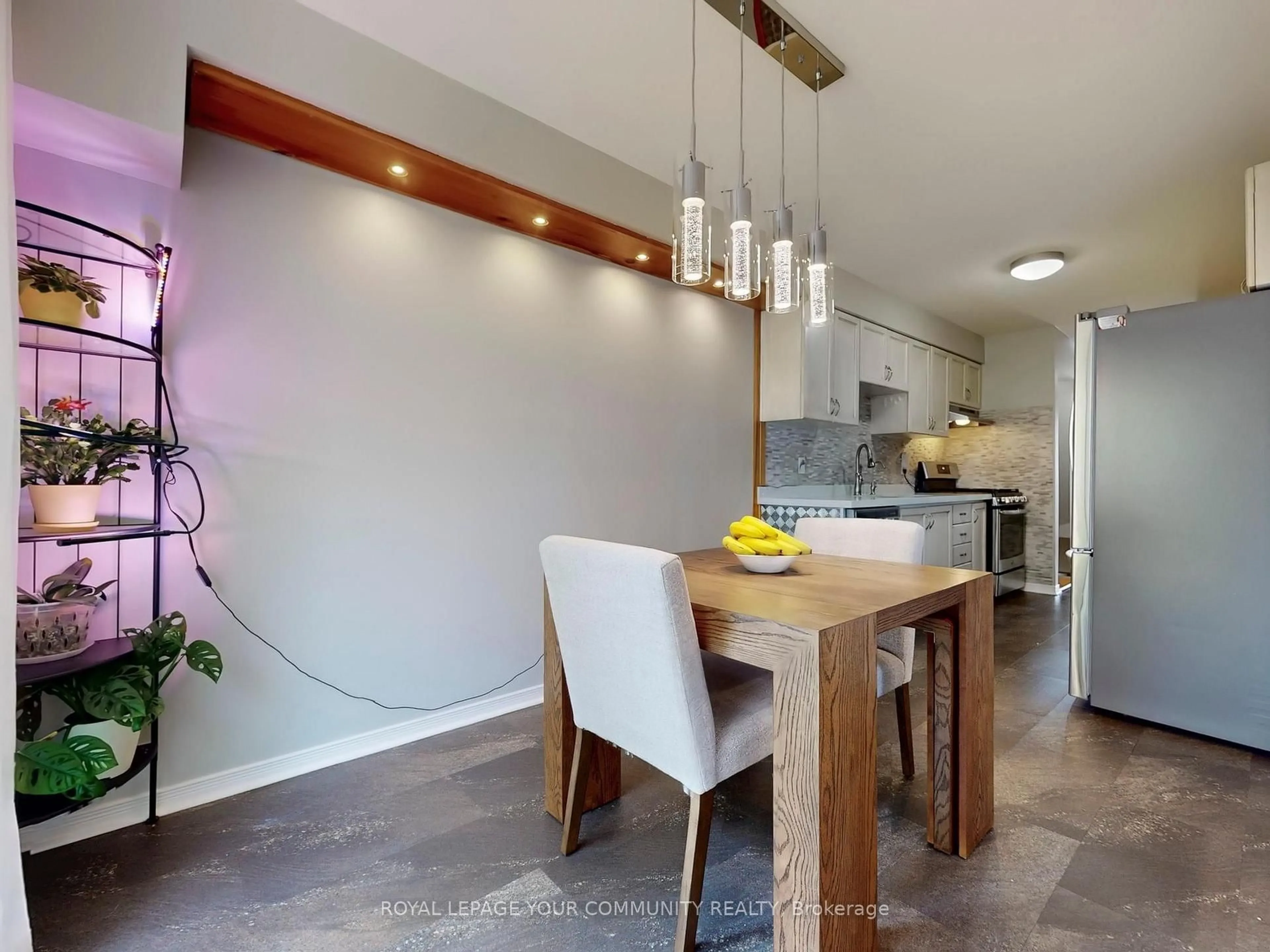 Contemporary kitchen, unknown for 194 Fairwood Dr, Georgina Ontario L4P 3Y5