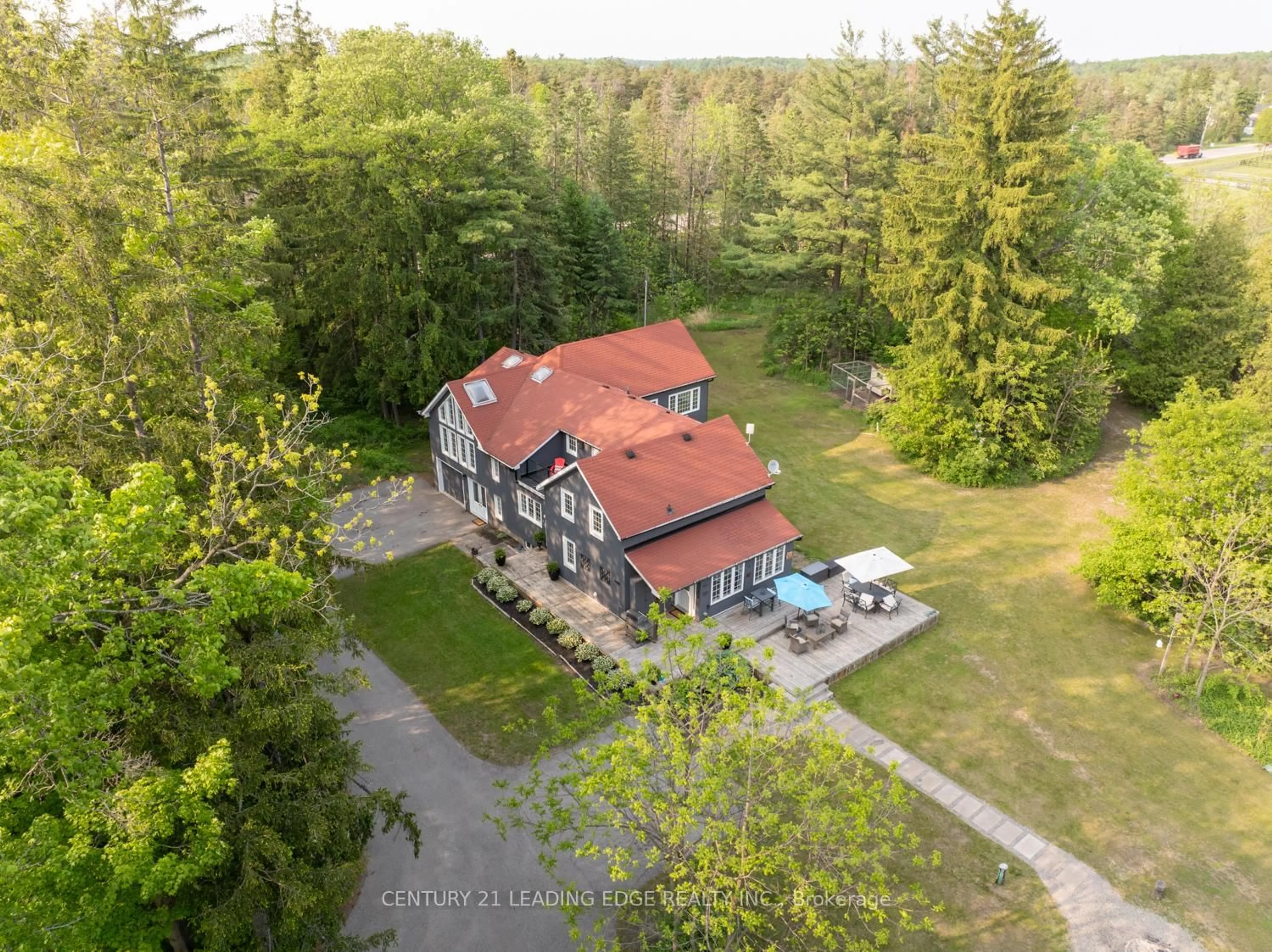 A pic from outside/outdoor area/front of a property/back of a property/a pic from drone, unknown for 5845 Aurora Rd, Whitchurch-Stouffville Ontario L4A 7X4