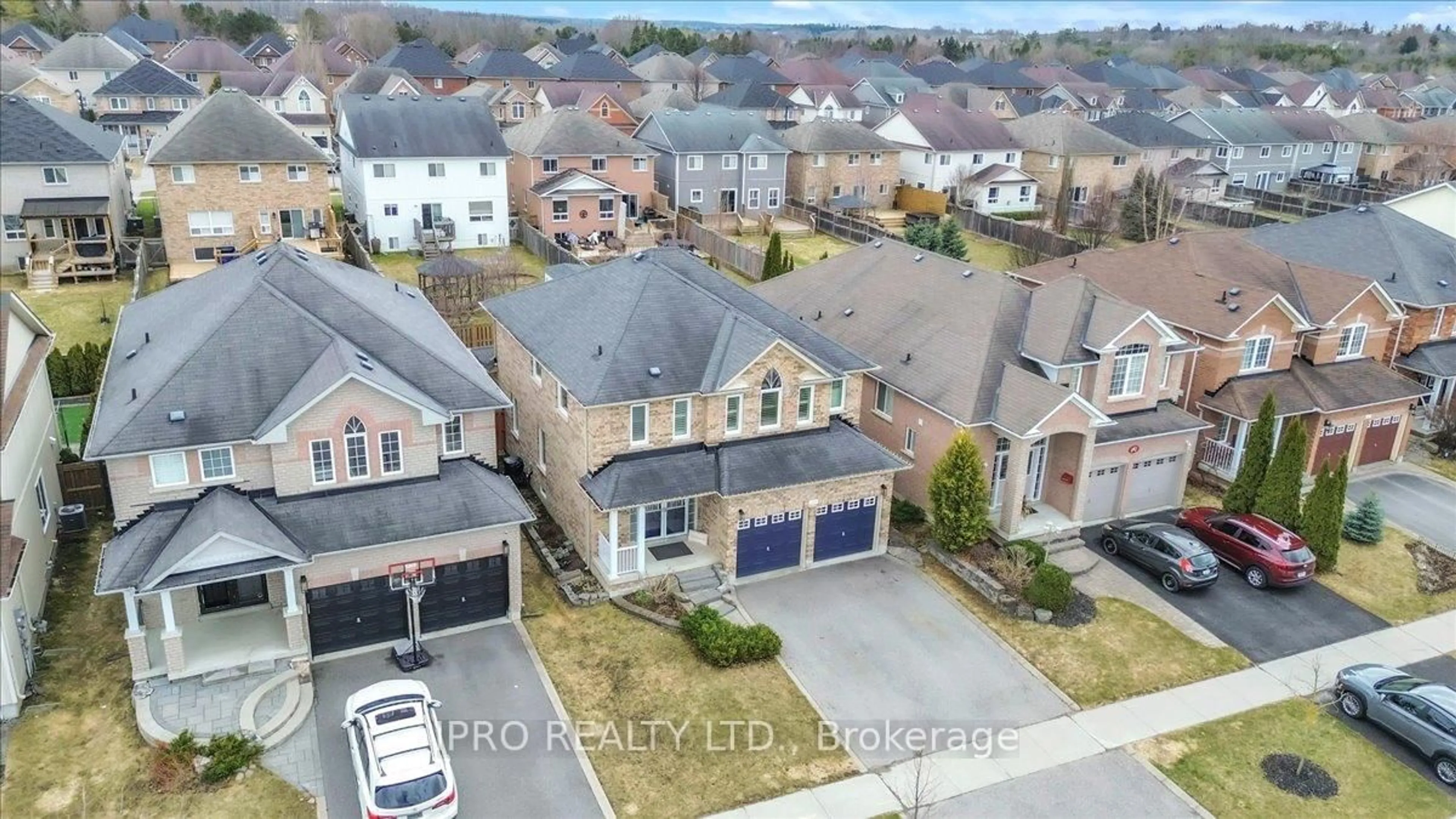 A pic from outside/outdoor area/front of a property/back of a property/a pic from drone, street for 469 king St, East Gwillimbury Ontario L0G 1M0