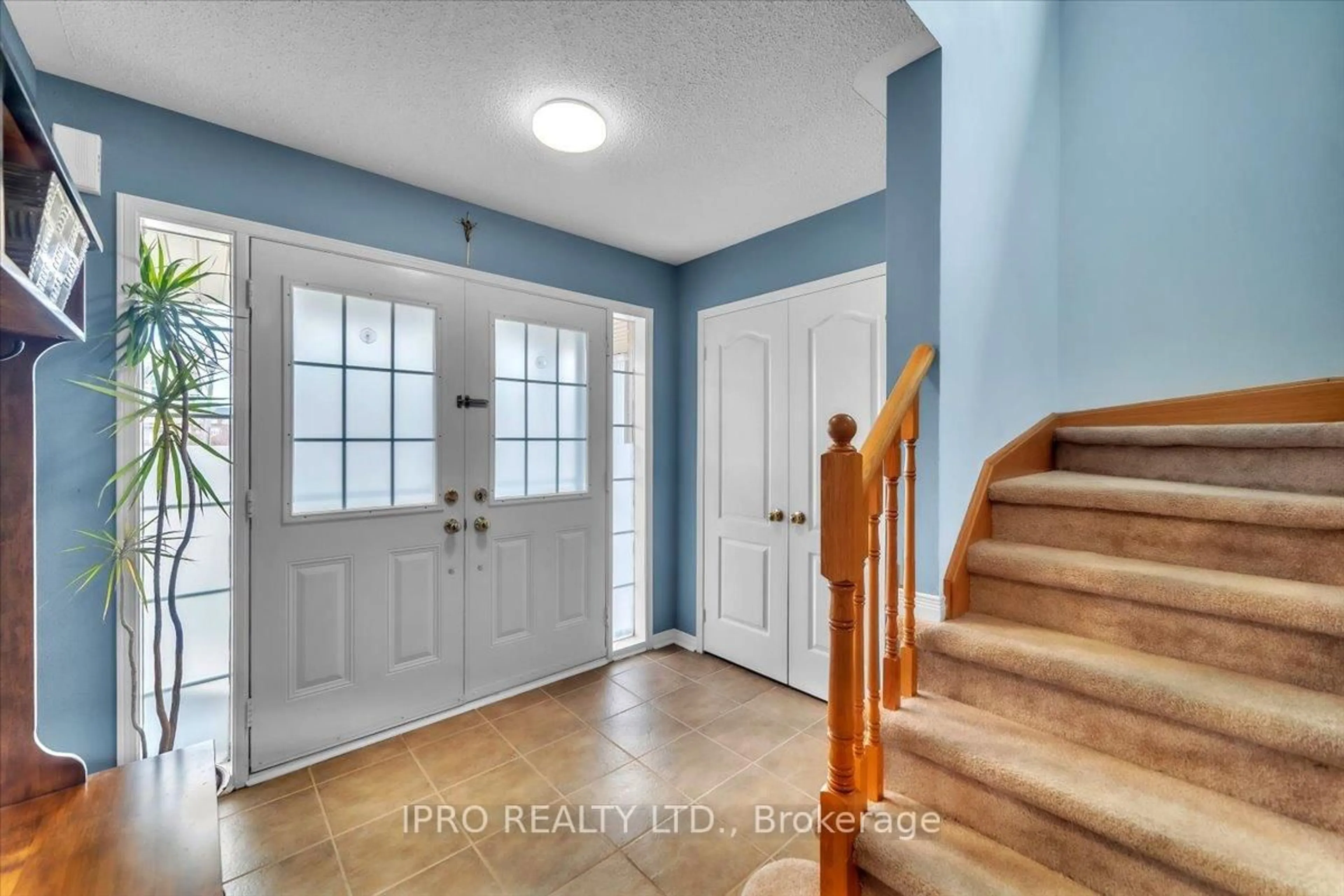 Indoor entryway for 469 king St, East Gwillimbury Ontario L0G 1M0
