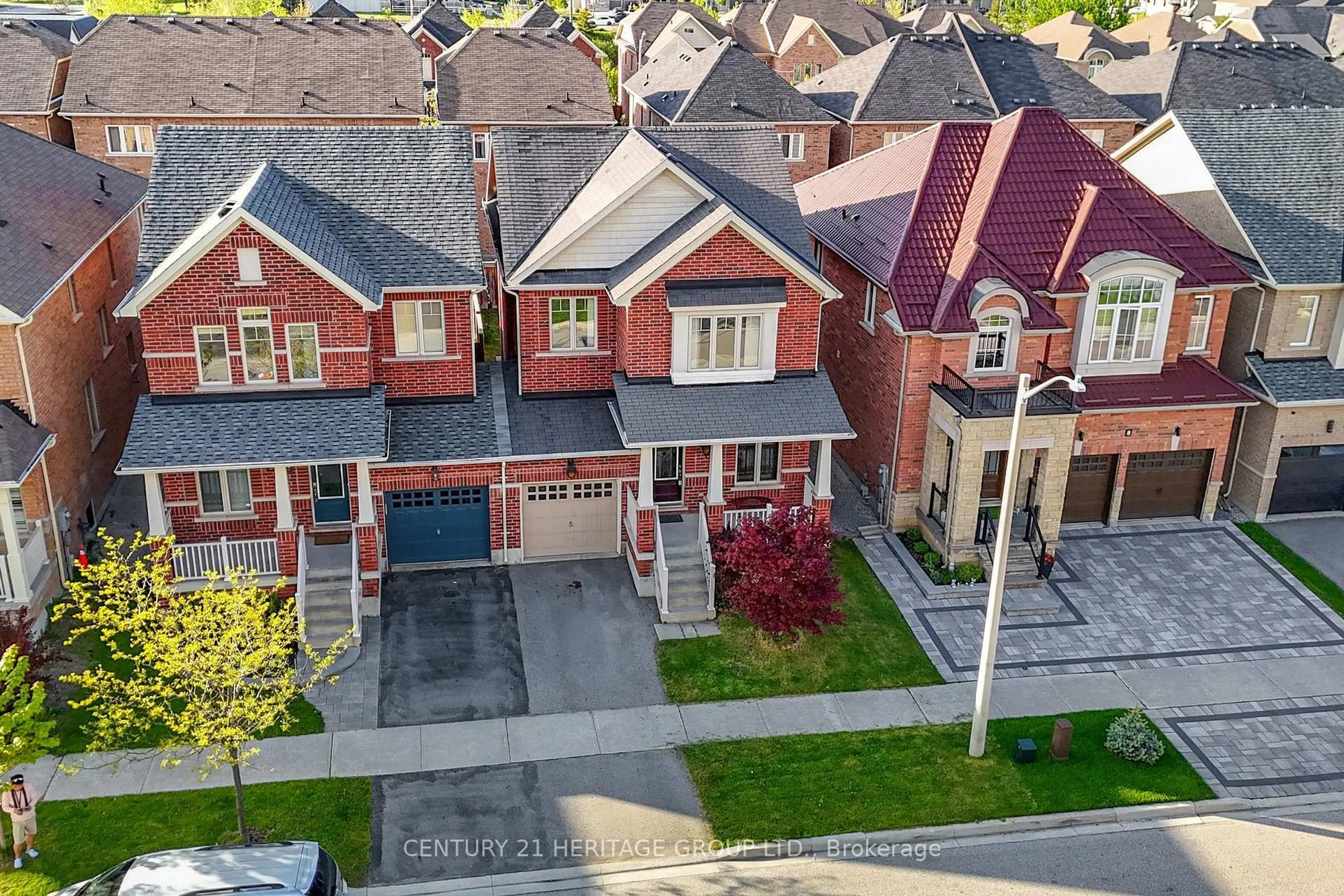 A pic from outside/outdoor area/front of a property/back of a property/a pic from drone, street for 10 Betony Dr, Richmond Hill Ontario L4E 0V7