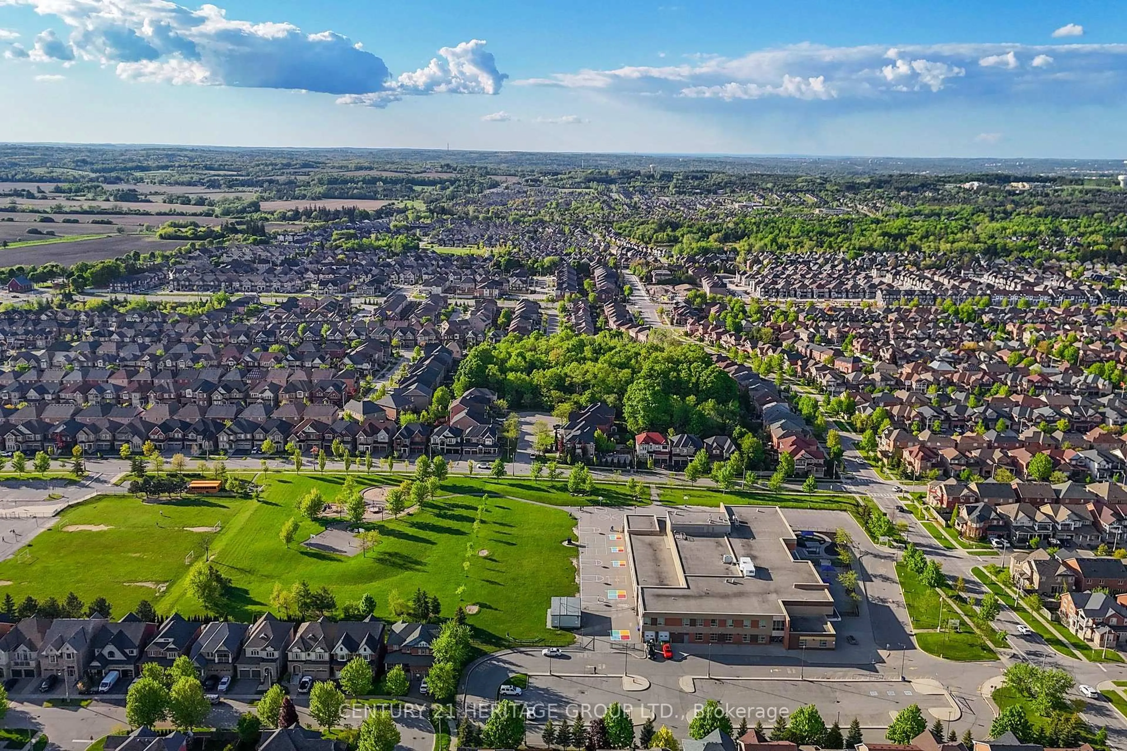 A pic from outside/outdoor area/front of a property/back of a property/a pic from drone, street for 10 Betony Dr, Richmond Hill Ontario L4E 0V7