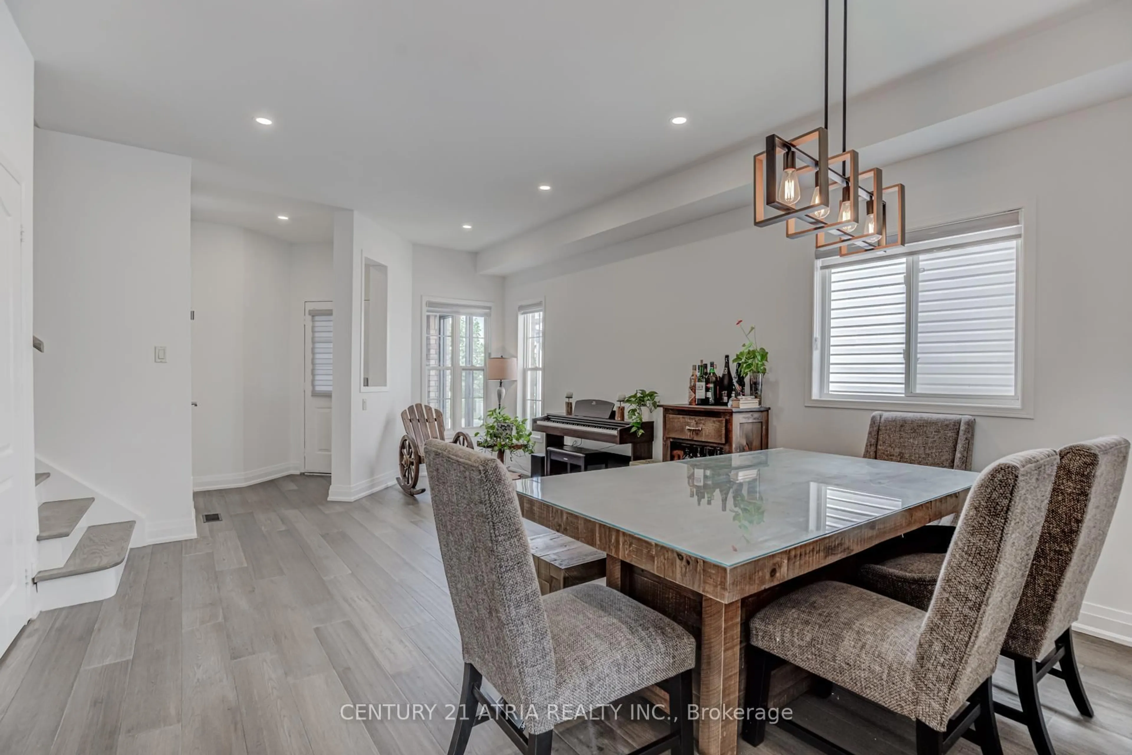 Open concept kitchen, unknown for 121 English Oak Dr, Richmond Hill Ontario L4E 3X4
