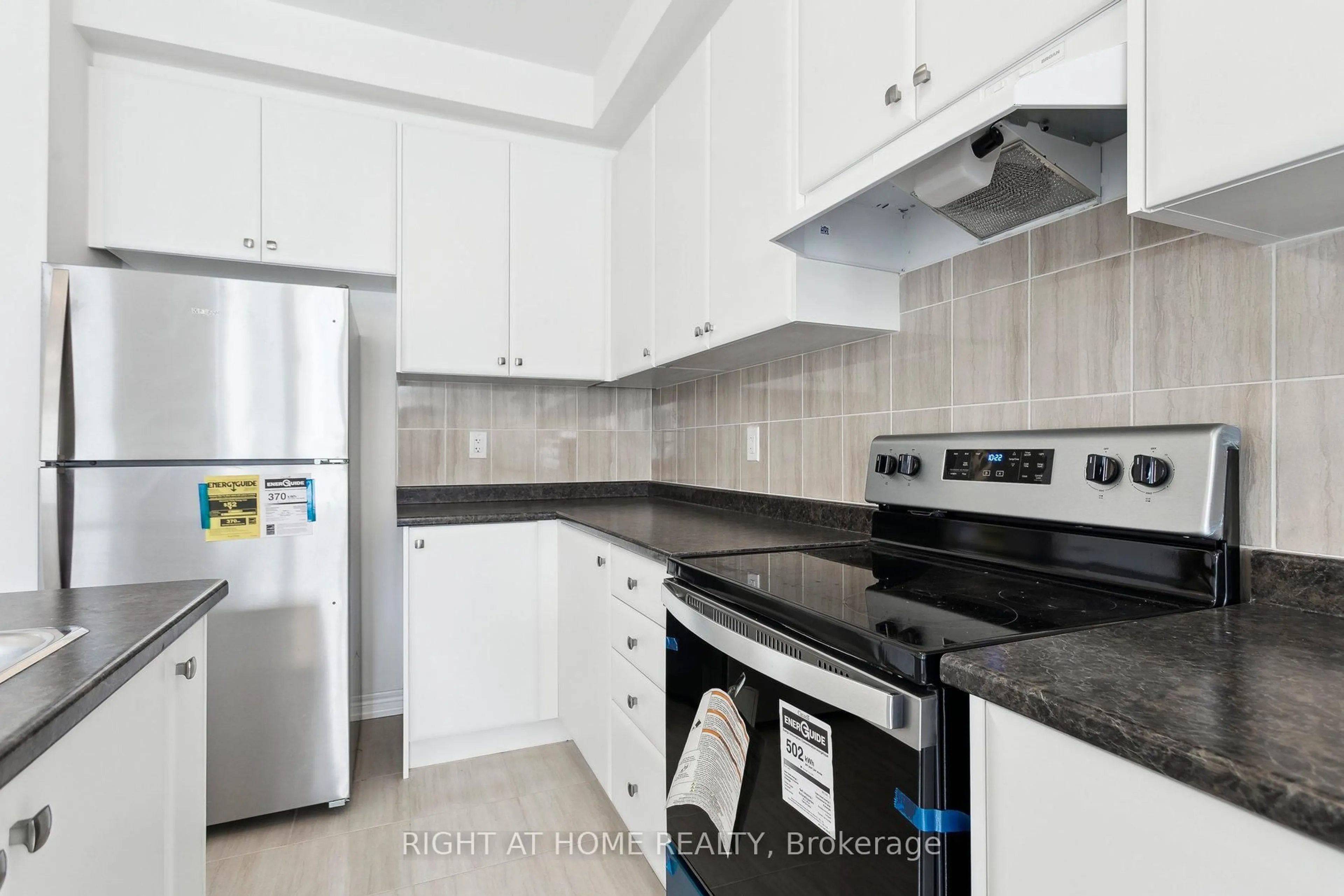 Standard kitchen, ceramic/tile floor for 10173 Huntington Rd, Vaughan Ontario L4H 5J5