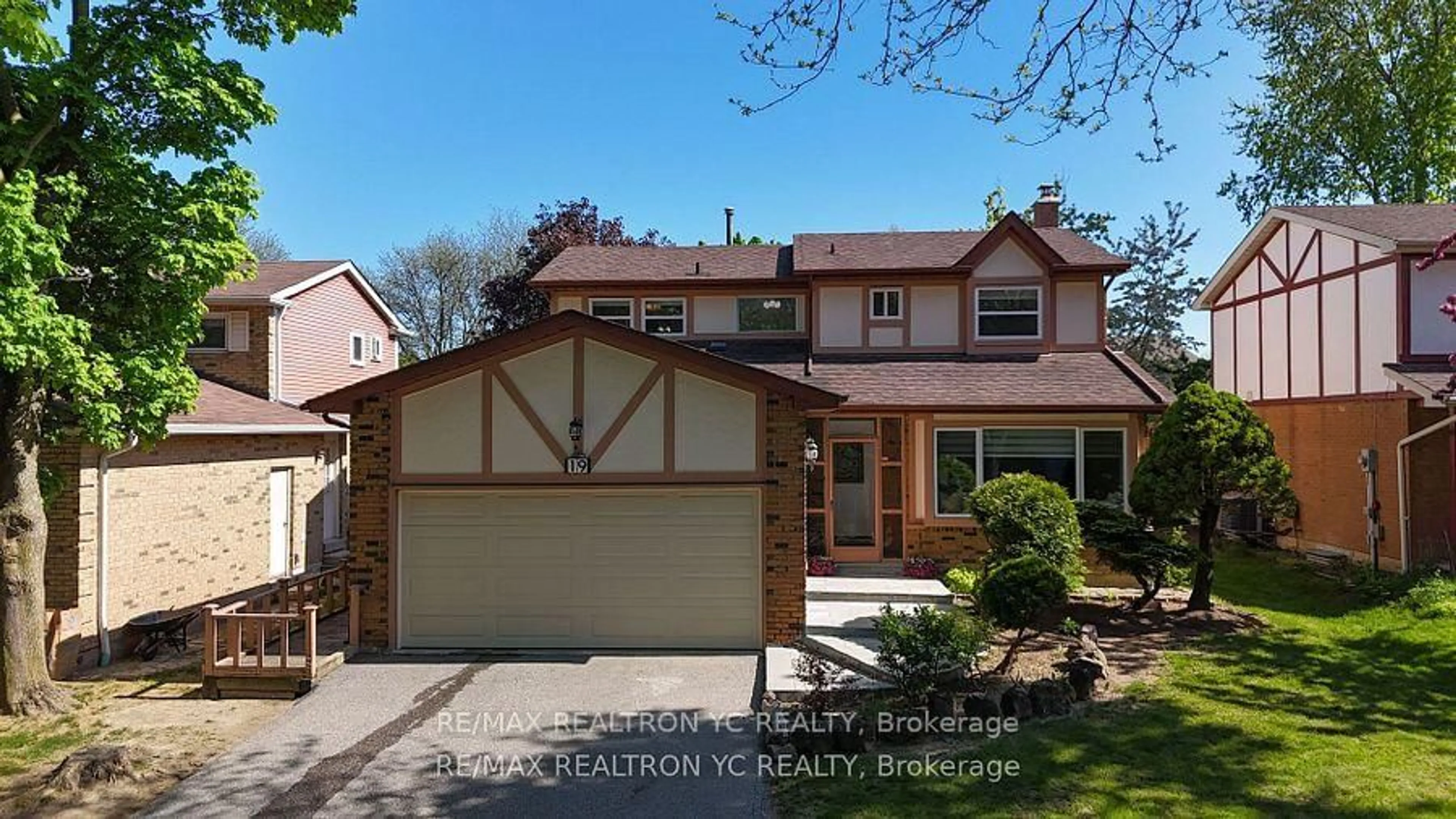 Home with vinyl exterior material, street for 19 Breckonwood Cres, Markham Ontario L3T 5G8