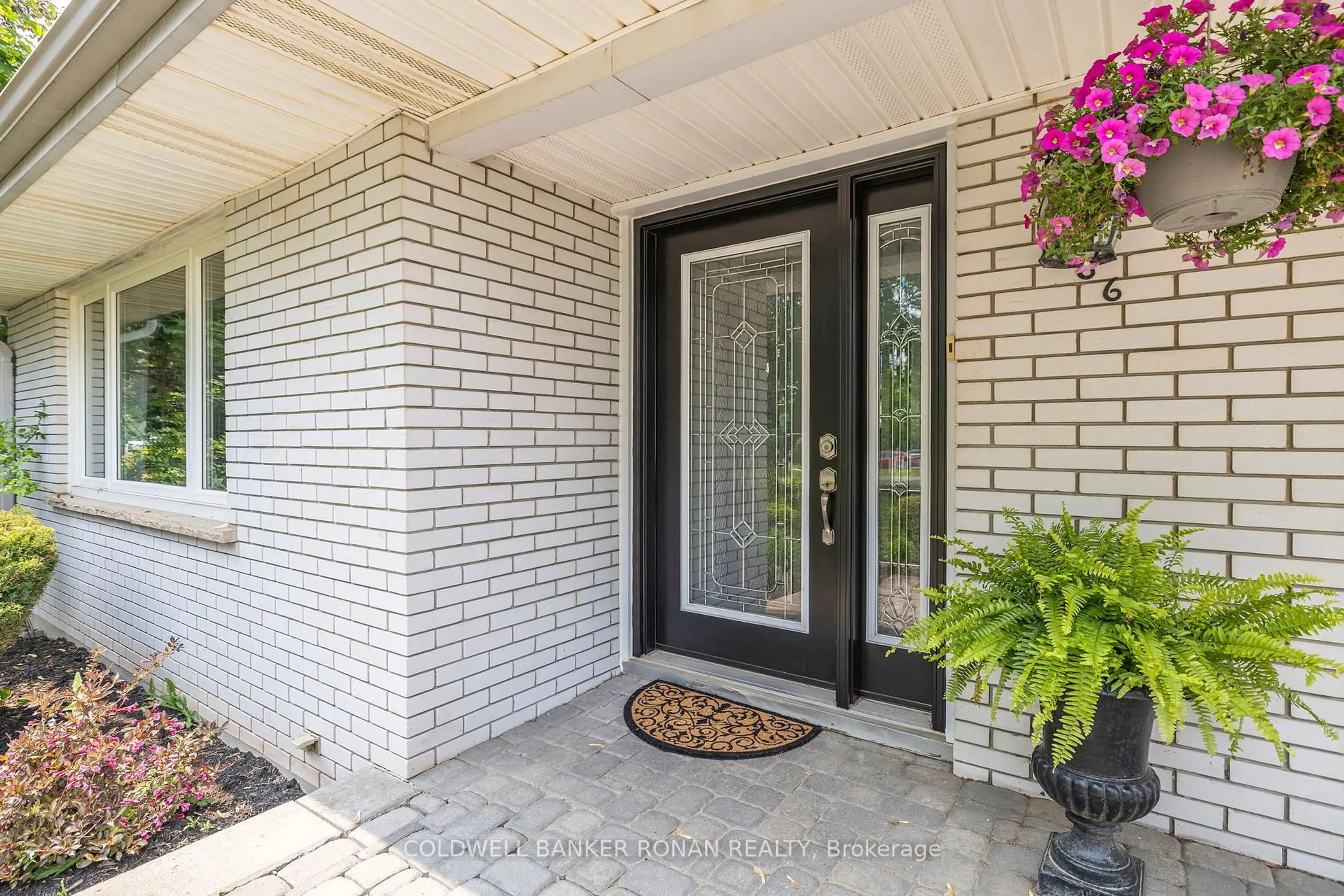 Indoor entryway for 266 Albert St, New Tecumseth Ontario L9R 1J7