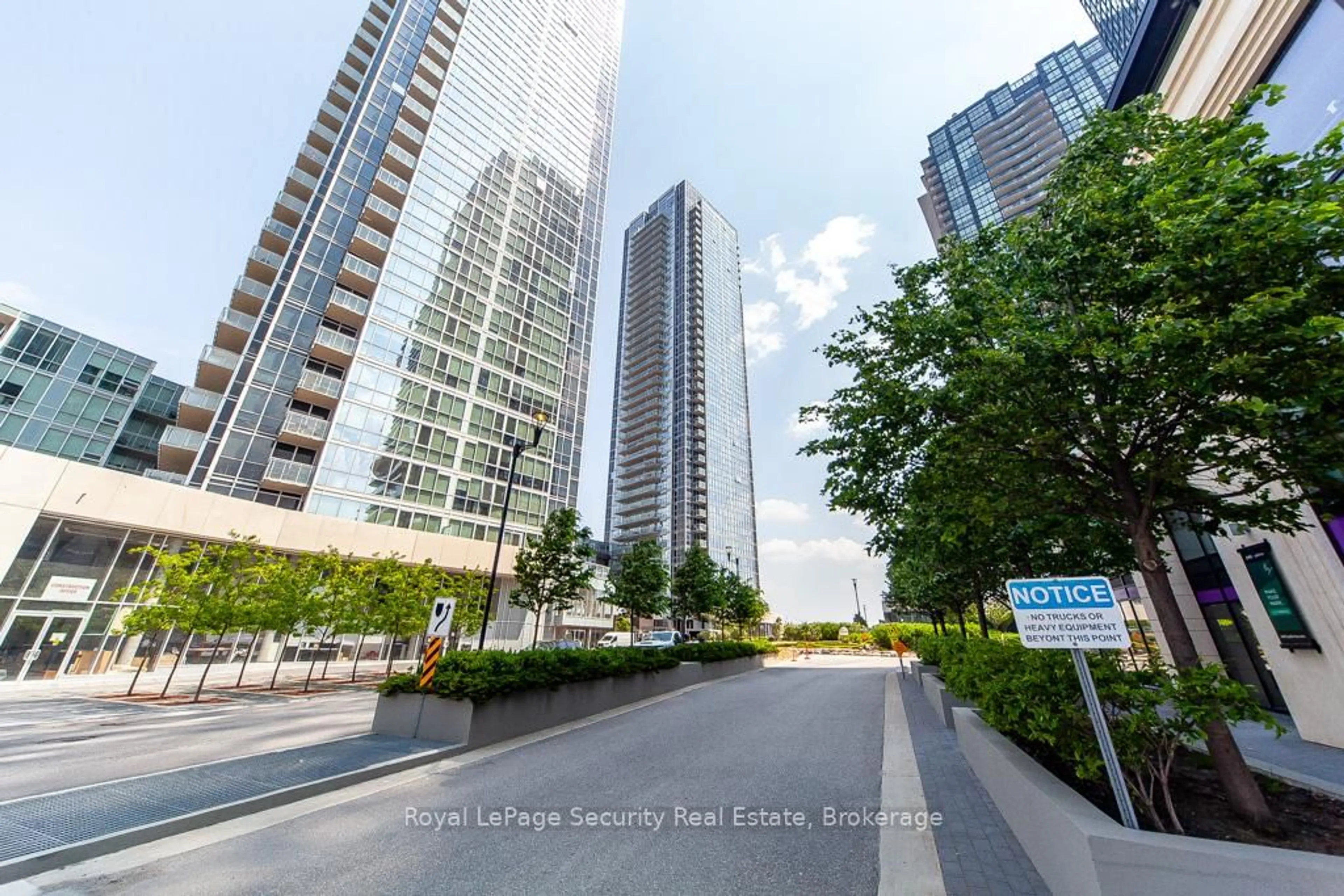 A pic from outside/outdoor area/front of a property/back of a property/a pic from drone, street for 2908 Highway 7 Rd #606, Vaughan Ontario L4K 0K5