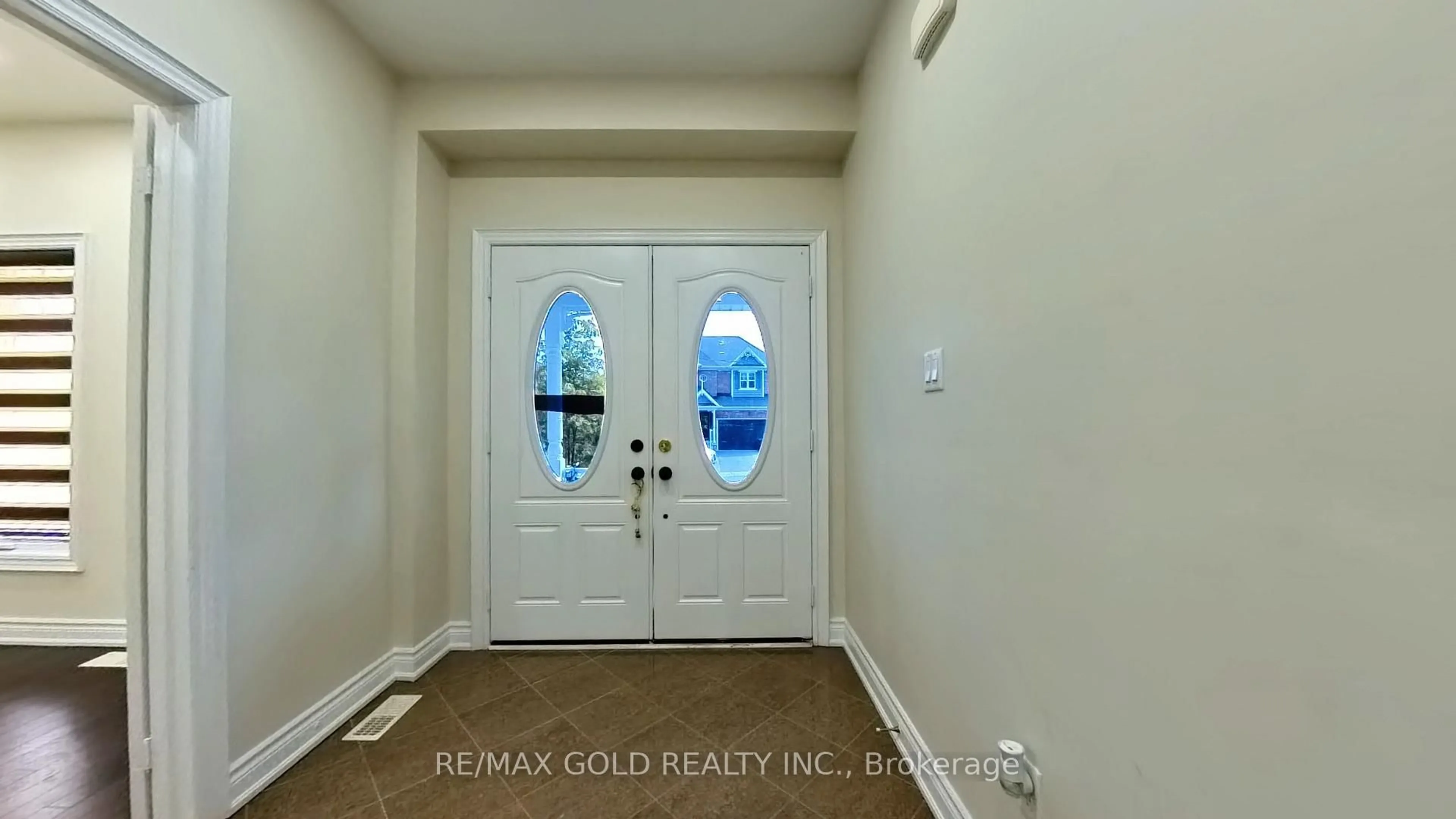 Indoor entryway for 188 Church St, New Tecumseth Ontario L0M 1J0