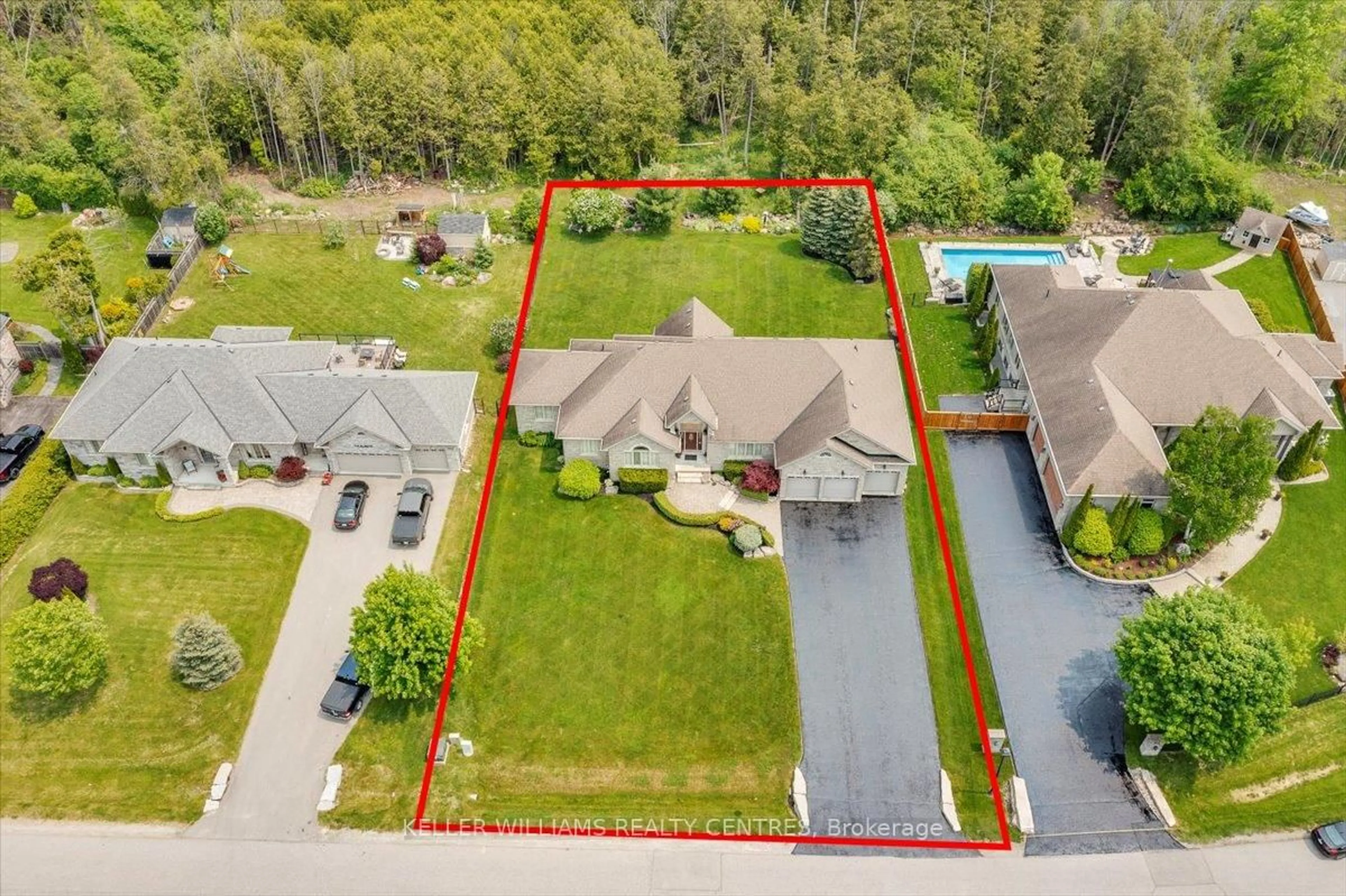A pic from outside/outdoor area/front of a property/back of a property/a pic from drone, street for 41 Huntley Dr, Georgina Ontario L0E 1S0