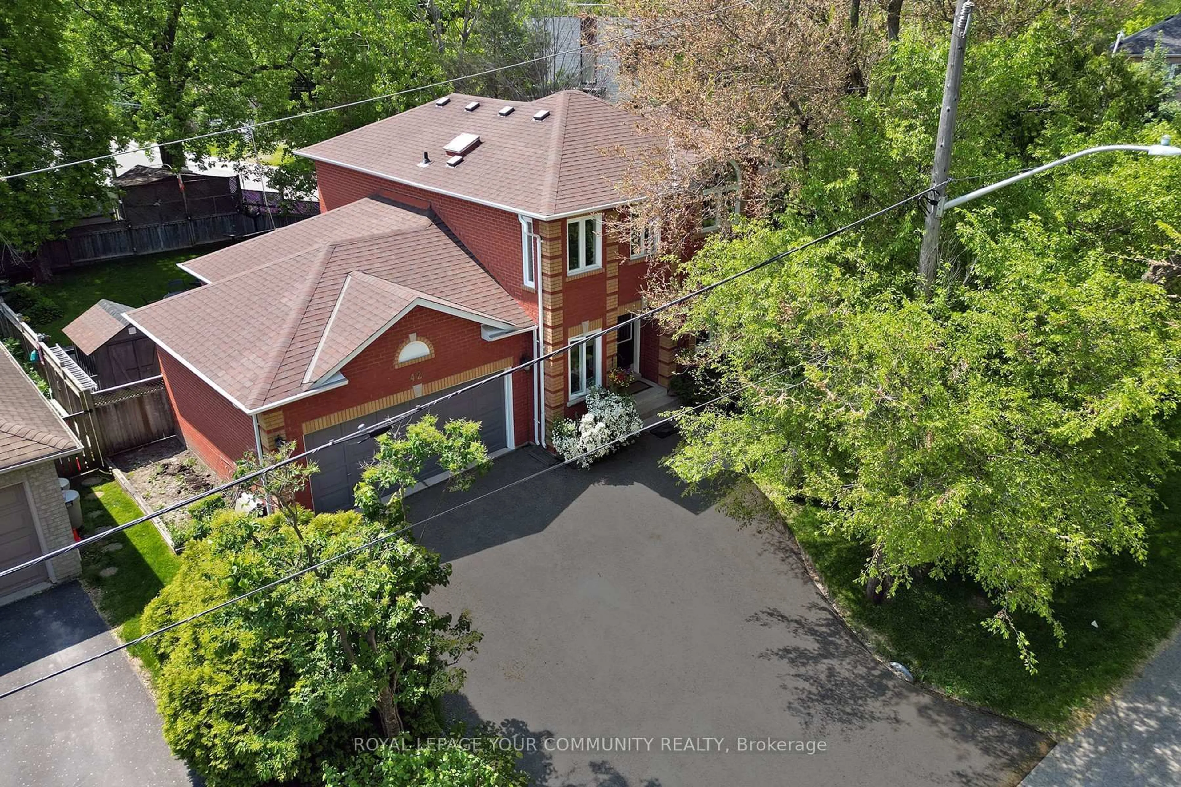 A pic from outside/outdoor area/front of a property/back of a property/a pic from drone, street for 42 Willowbank Ave, Richmond Hill Ontario L4E 3B2