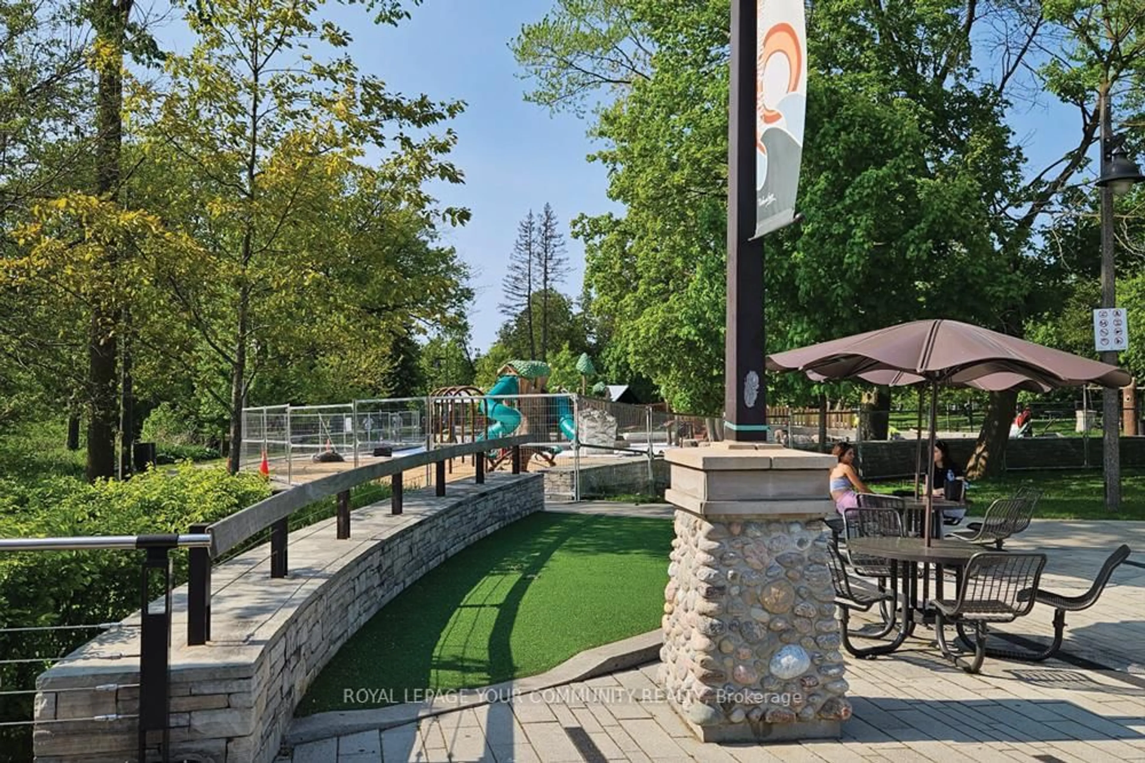 Patio, street for 42 Willowbank Ave, Richmond Hill Ontario L4E 3B2
