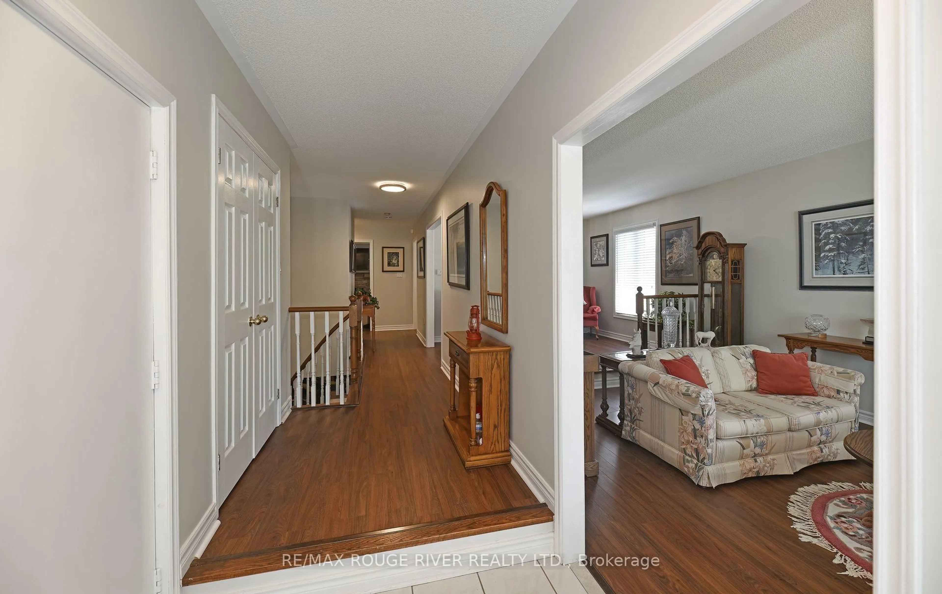 Indoor foyer for 48 Enzo Cres, Uxbridge Ontario L9P 1M1