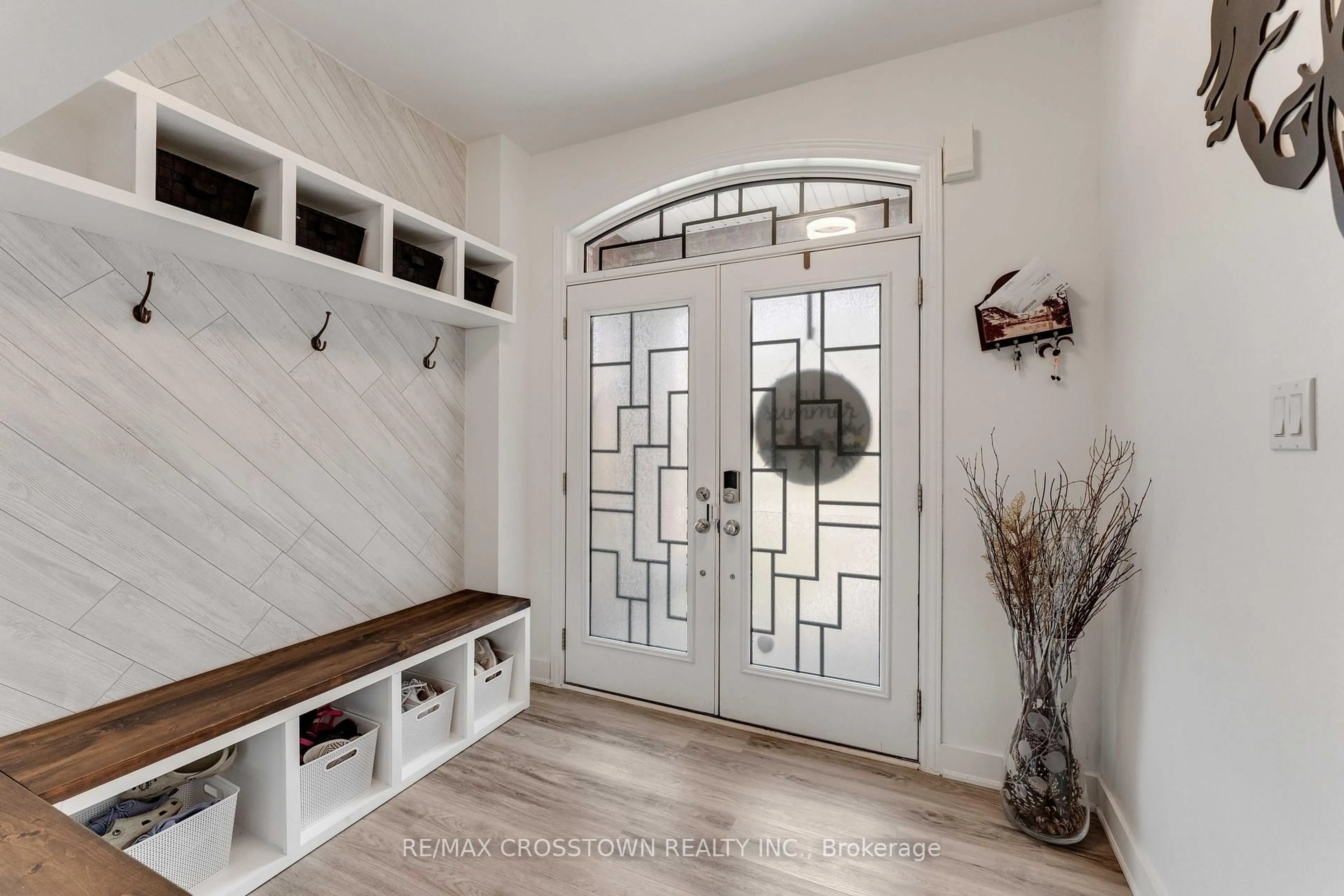 Indoor entryway for 2199 Dawson Cres, Innisfil Ontario L9S 0G9