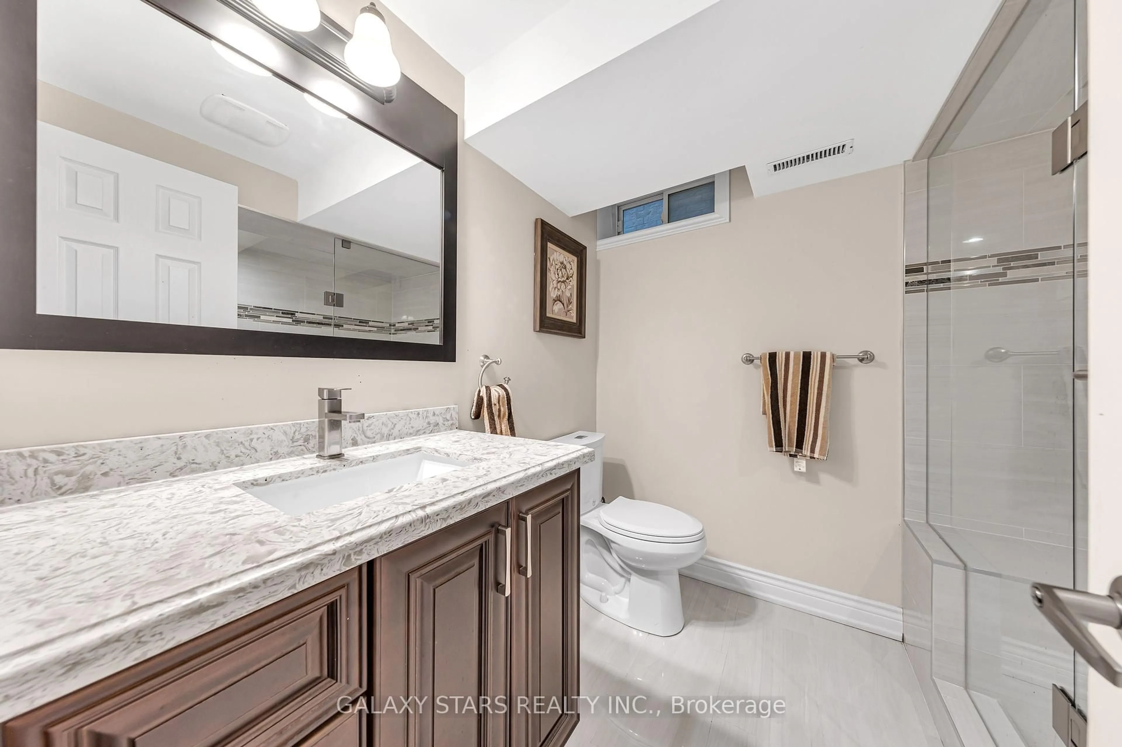 Standard bathroom, ceramic/tile floor for 5 Forestbrook Dr, Markham Ontario L6B 0E4