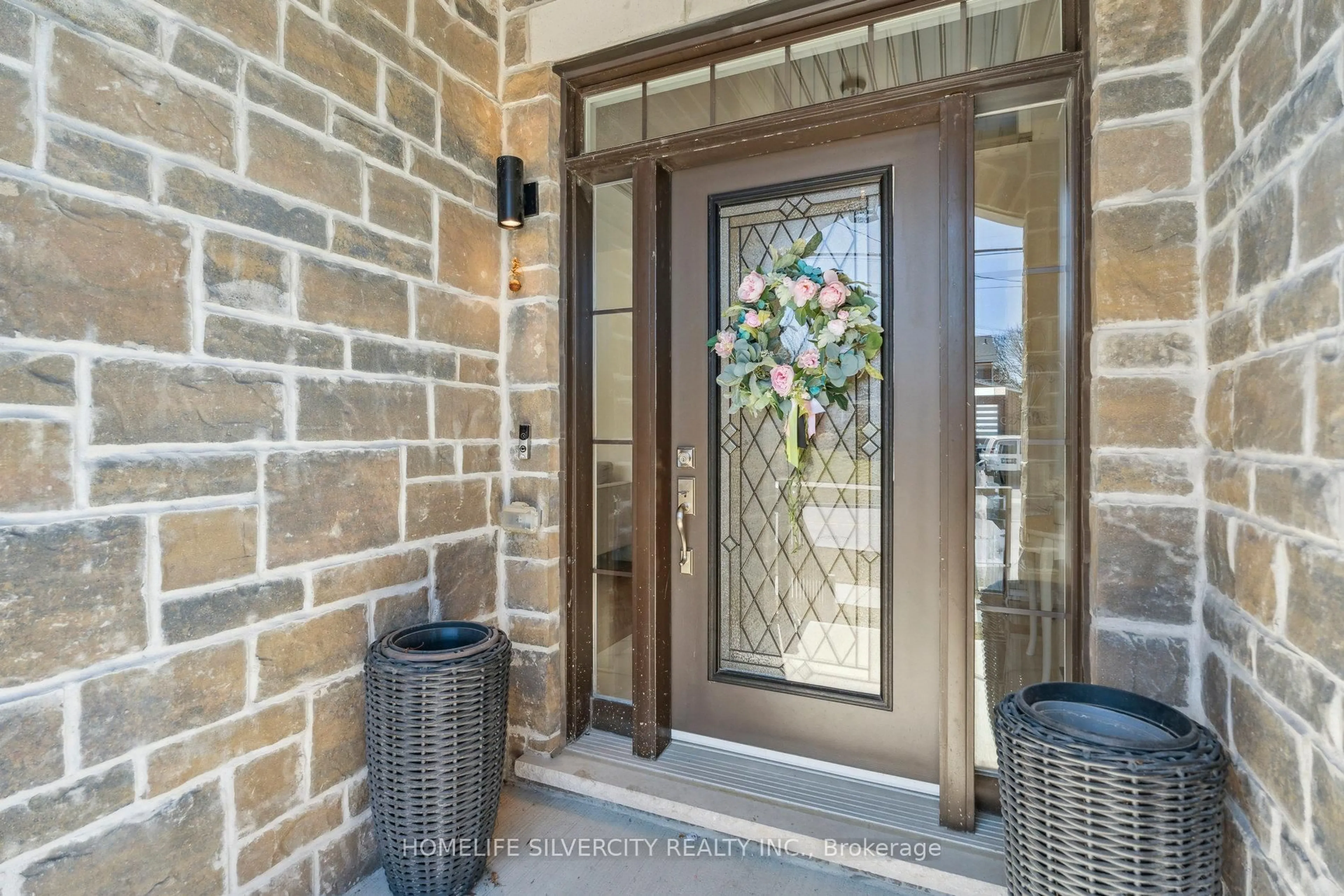Indoor entryway for 100 Church St, Georgina Ontario L4P 1J4