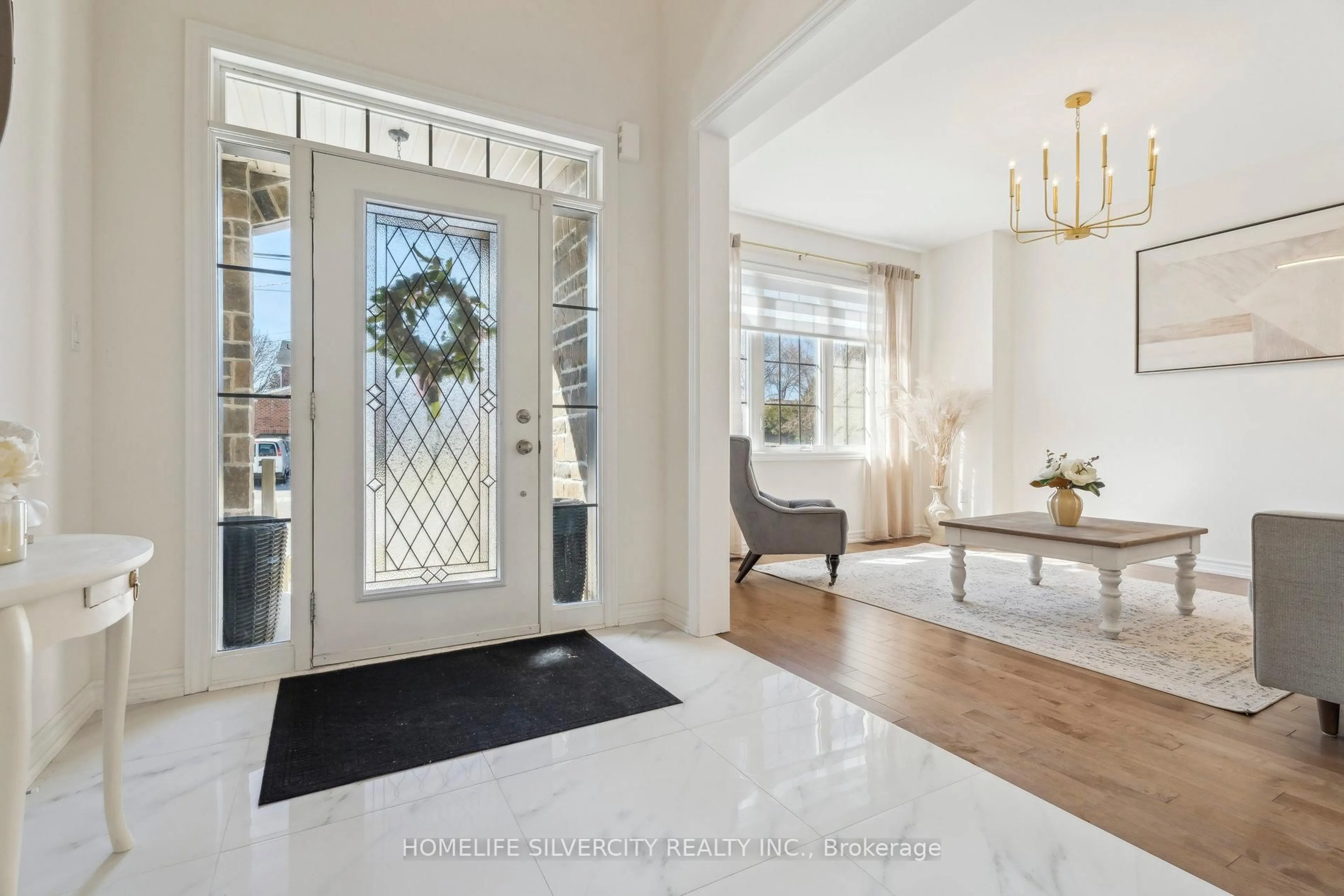 Indoor entryway for 100 Church St, Georgina Ontario L4P 1J4