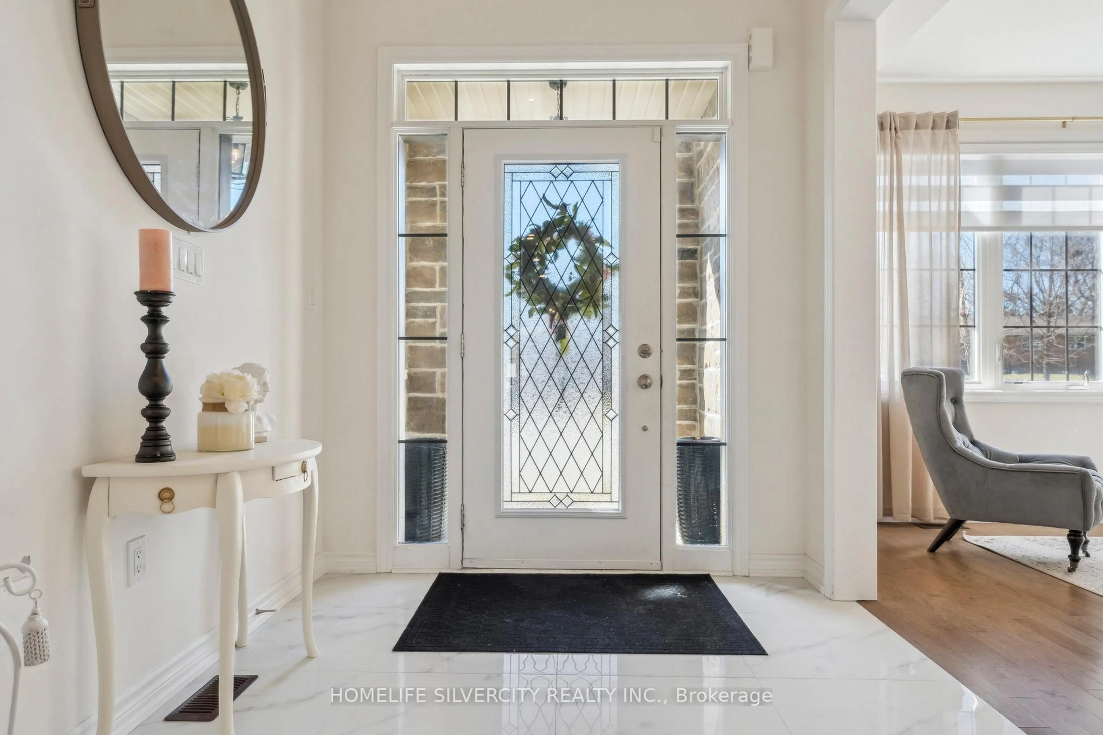 Indoor entryway for 100 Church St, Georgina Ontario L4P 1J4