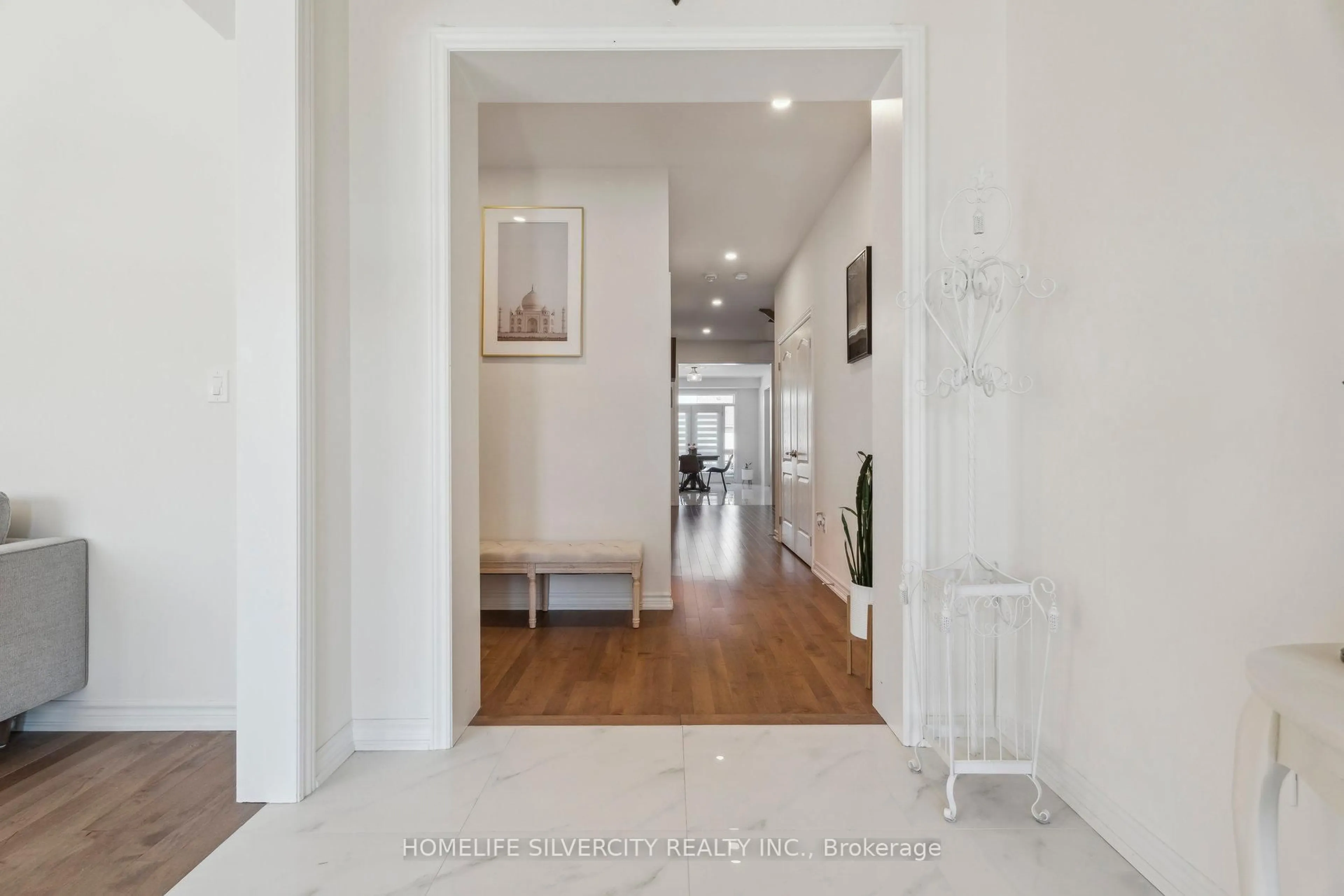 Indoor entryway for 100 Church St, Georgina Ontario L4P 1J4