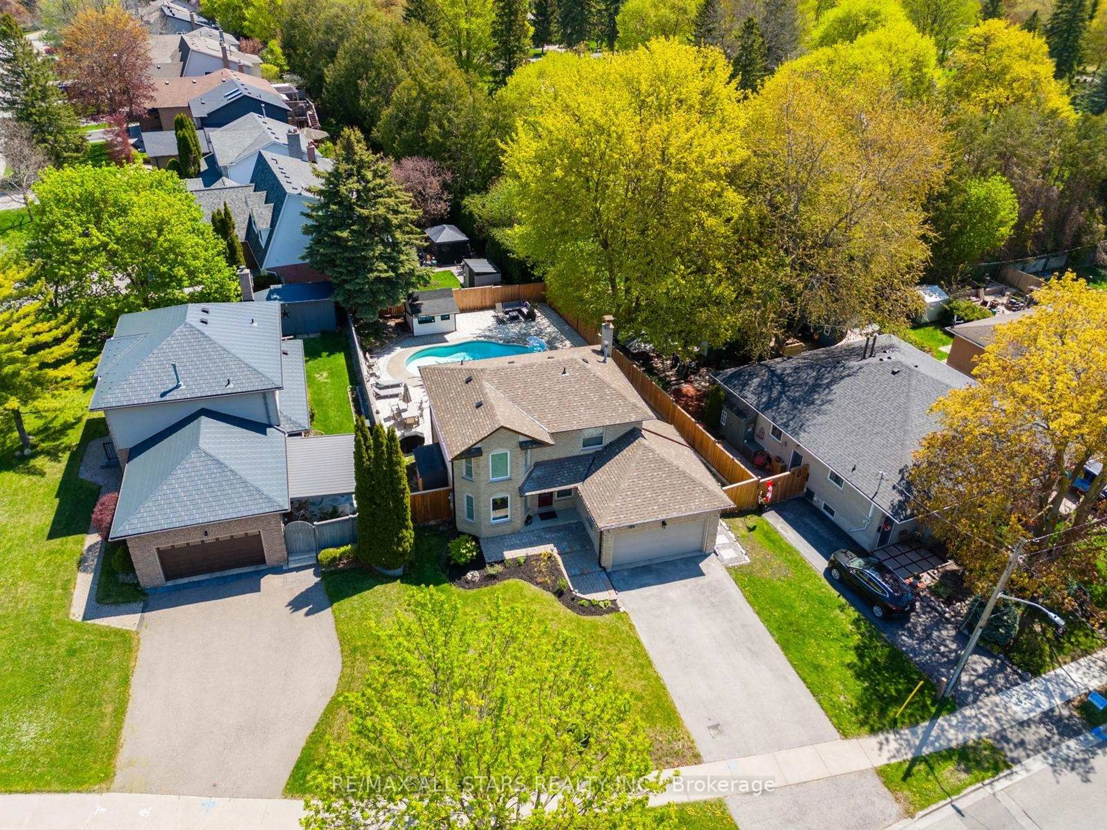 A pic from outside/outdoor area/front of a property/back of a property/a pic from drone, street for 155 Willow Lane, Newmarket Ontario L3Y 4J1
