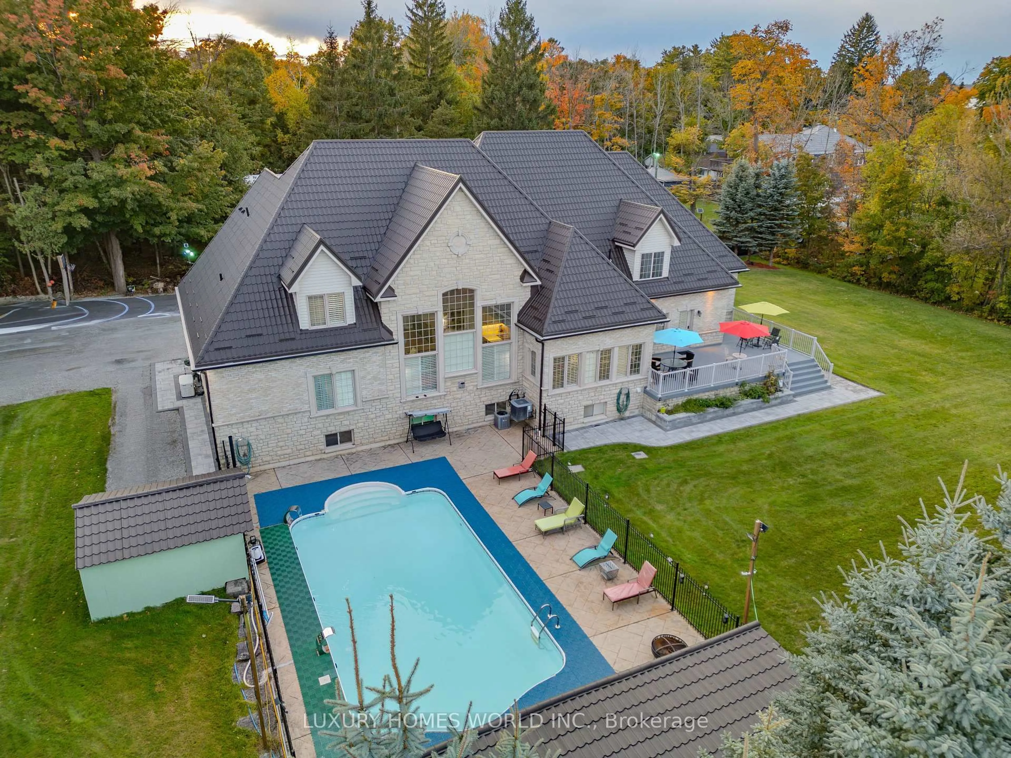 A pic from outside/outdoor area/front of a property/back of a property/a pic from drone, mountain view for 3965 Algoma Ave, Innisfil Ontario L9S 2M1