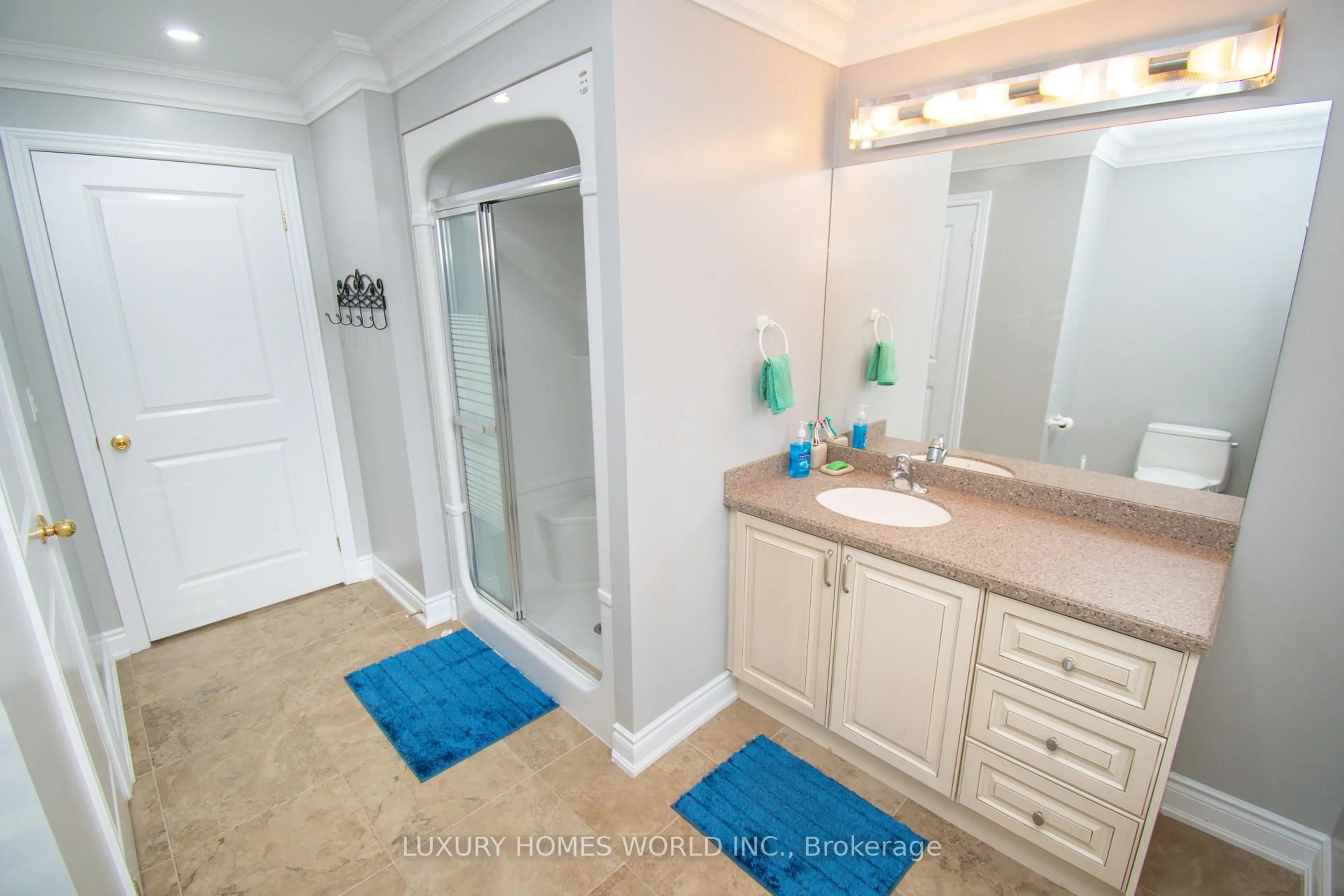Standard bathroom, ceramic/tile floor for 3965 Algoma Ave, Innisfil Ontario L9S 2M1